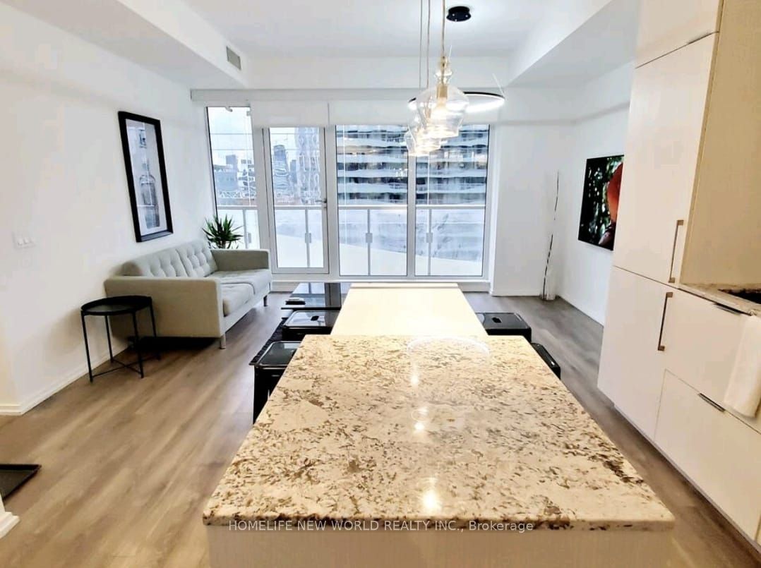 197 Yonge Street 1806 Property Photo 2
