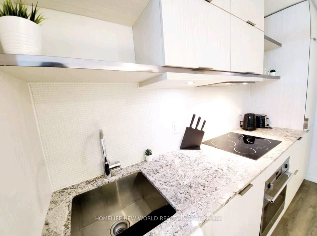 197 Yonge Street 1806 Property Photo 4