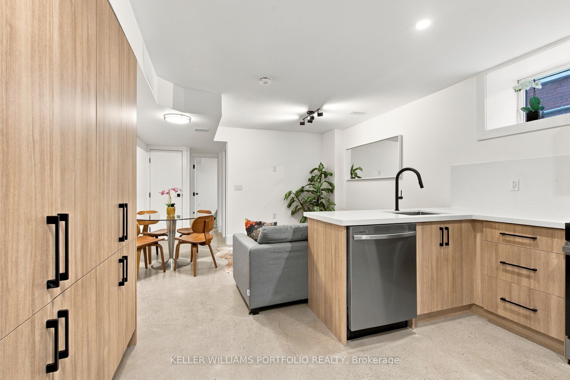 173 Beatrice Street Lower Property Photo 8