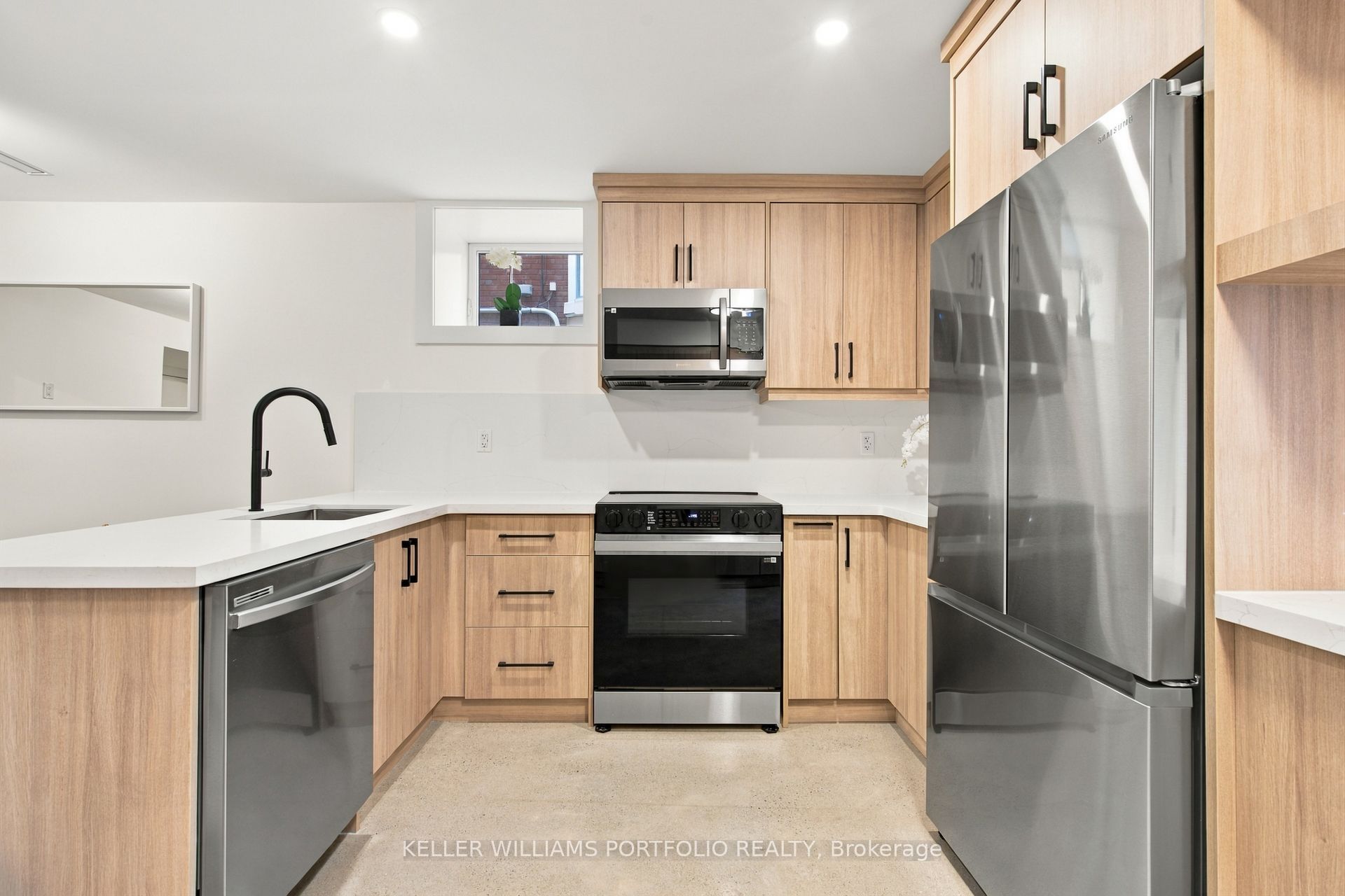 173 Beatrice Street Lower Property Photo 18