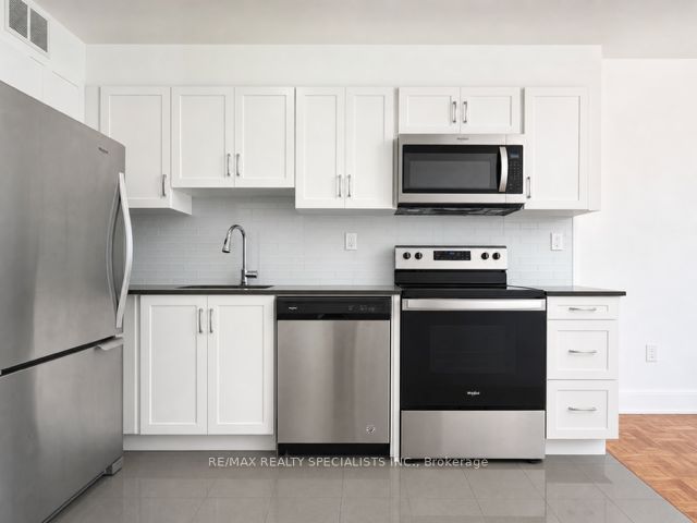 80 Wellesley Street E 404 Property Photo 4