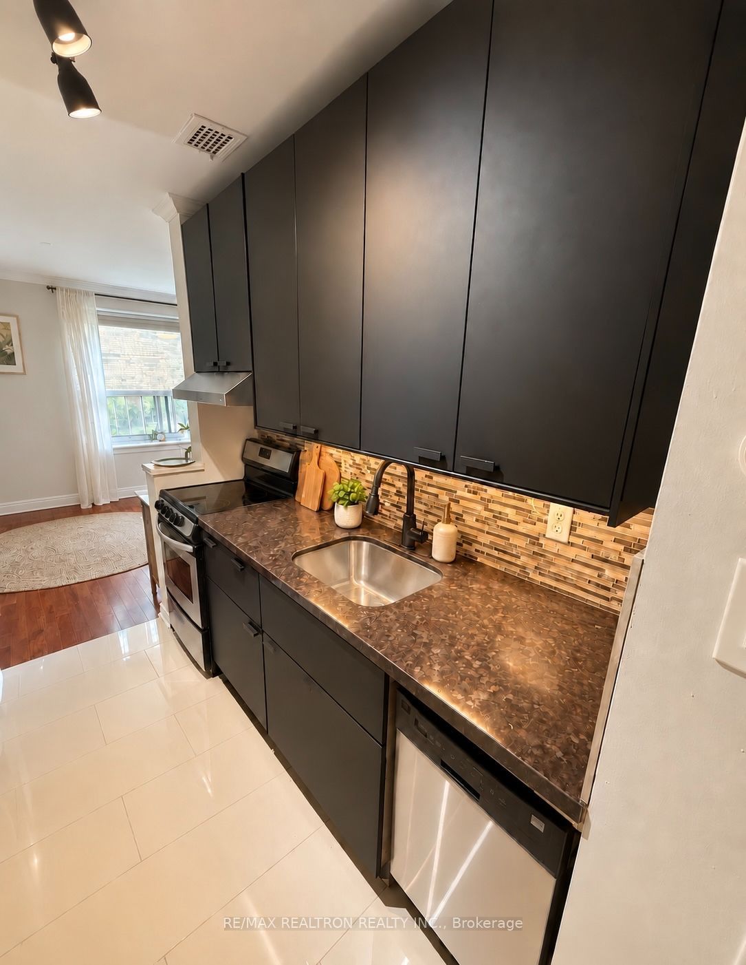 2 Ridelle Avenue 106 Property Photo 6