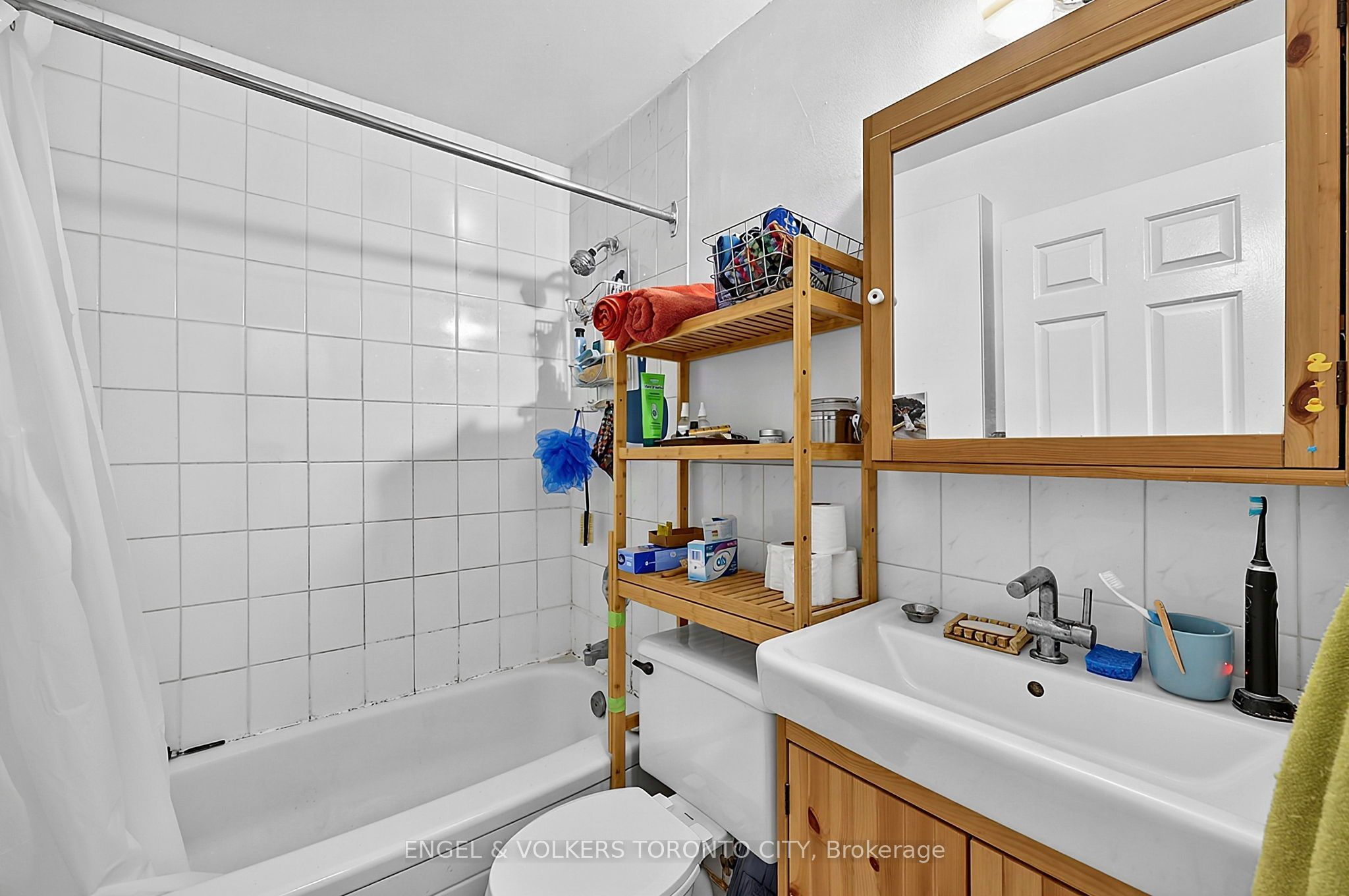 1242 College Street Property Photo 7