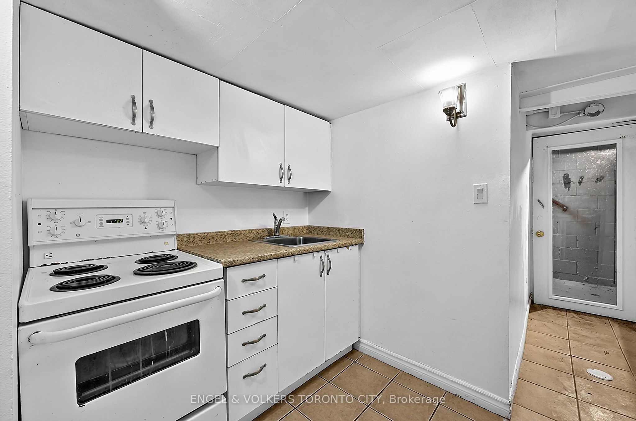 1242 College Street Property Photo 28