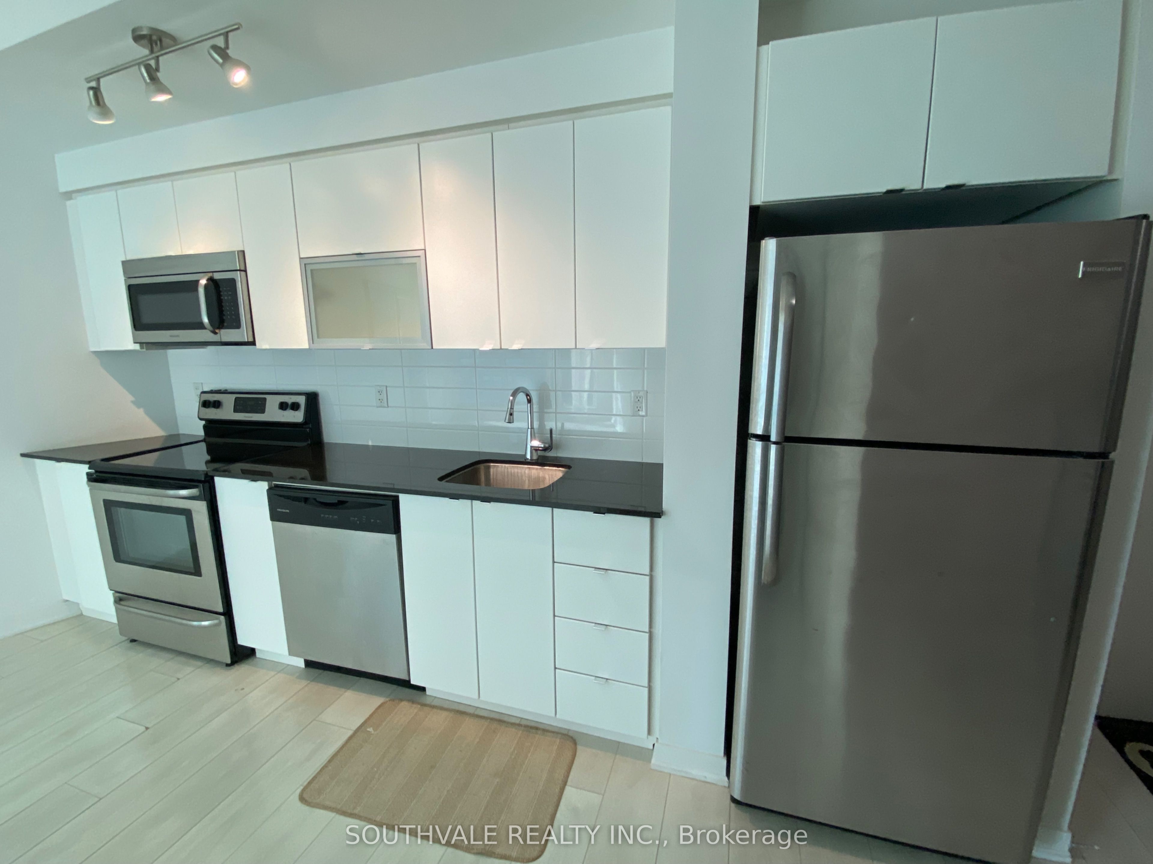 150 East Liberty Street 1014 Property Photo 2
