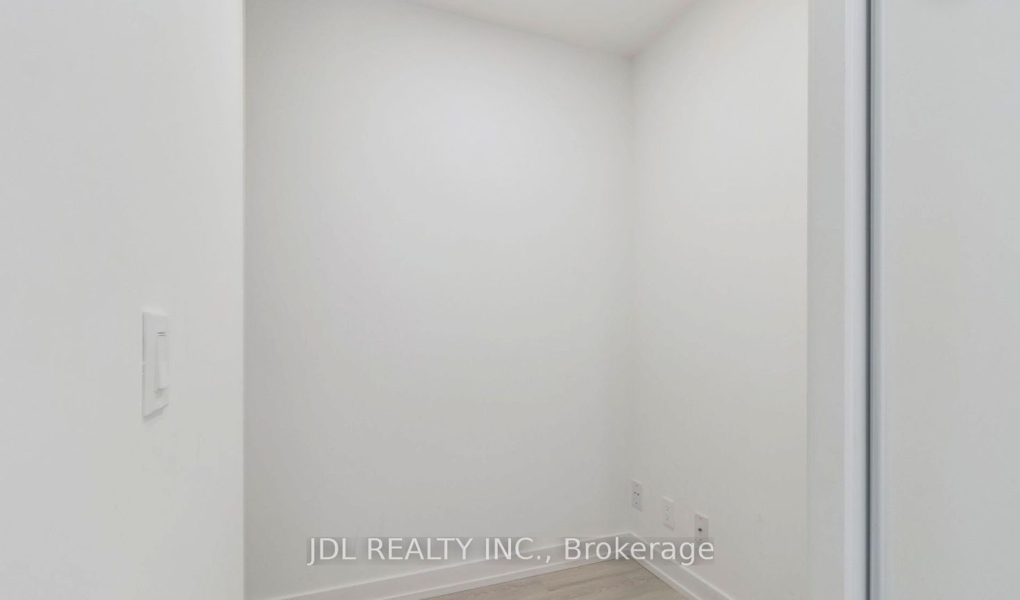 33 Helendale Avenue 2007 Property Photo 10