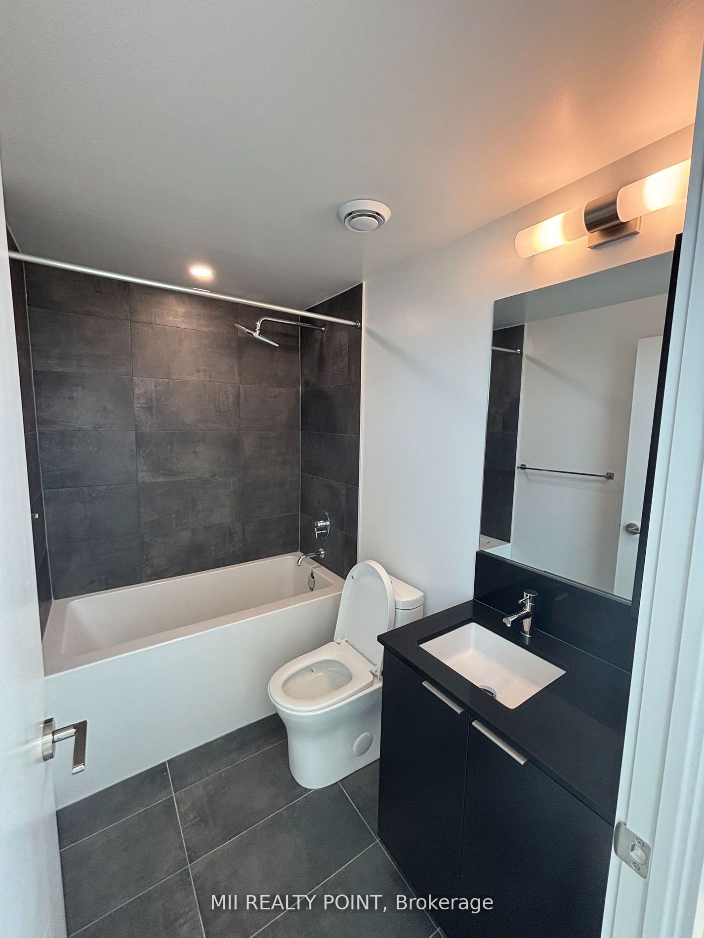 8 Wellesley Street W Lph07 Property Photo 14