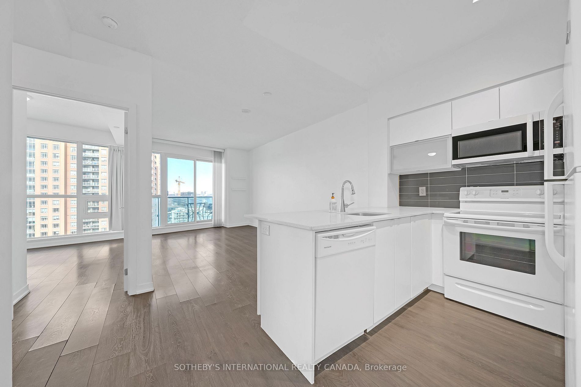 150 East Liberty Street 1616 Property Photo 4