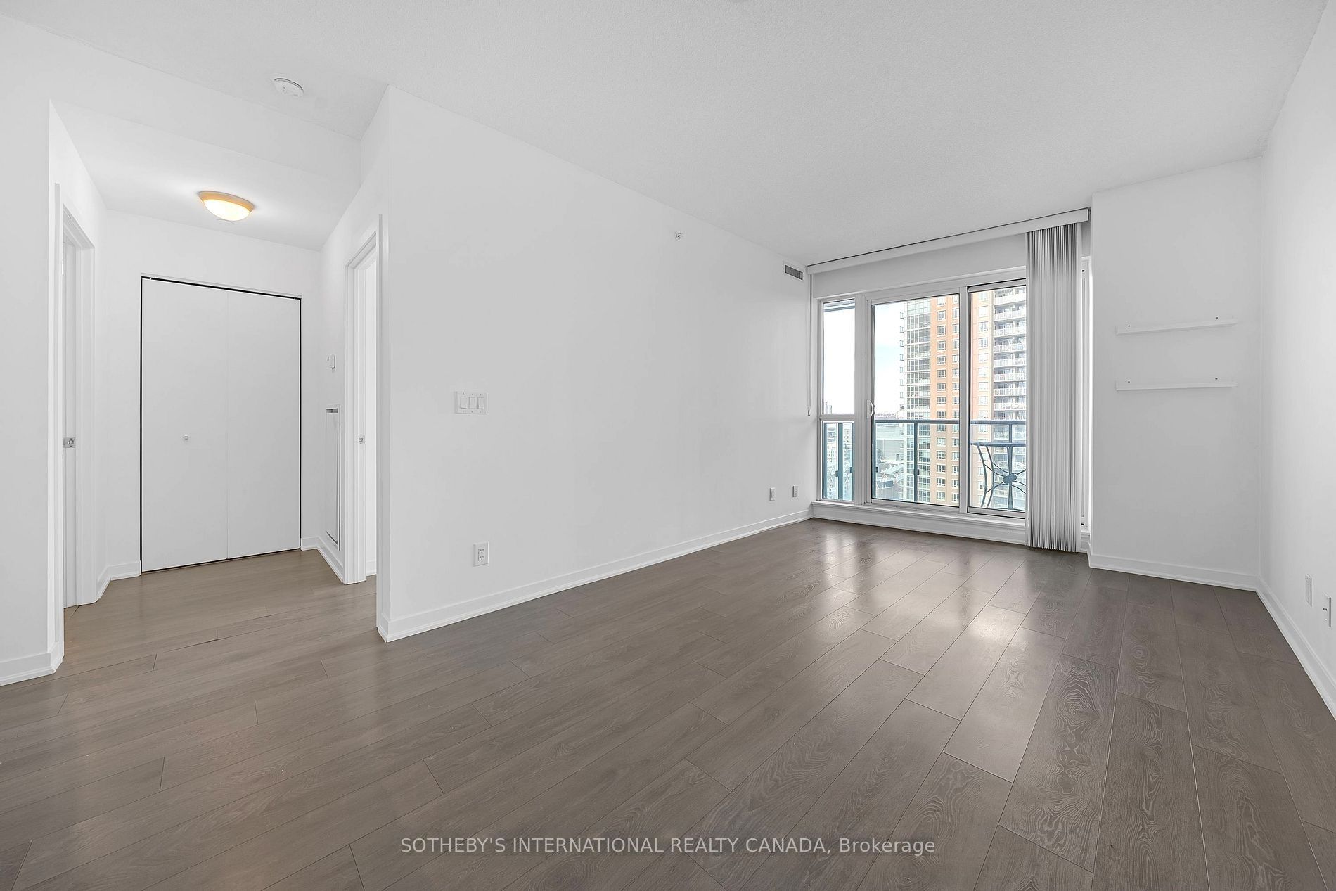 150 East Liberty Street 1616 Property Photo 8