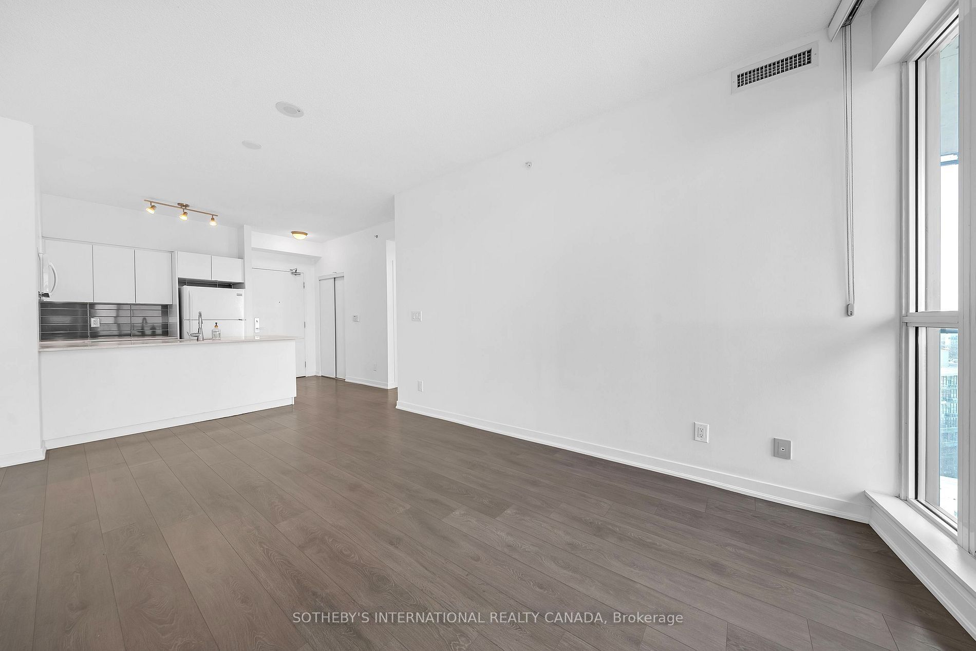 150 East Liberty Street 1616 Property Photo 9
