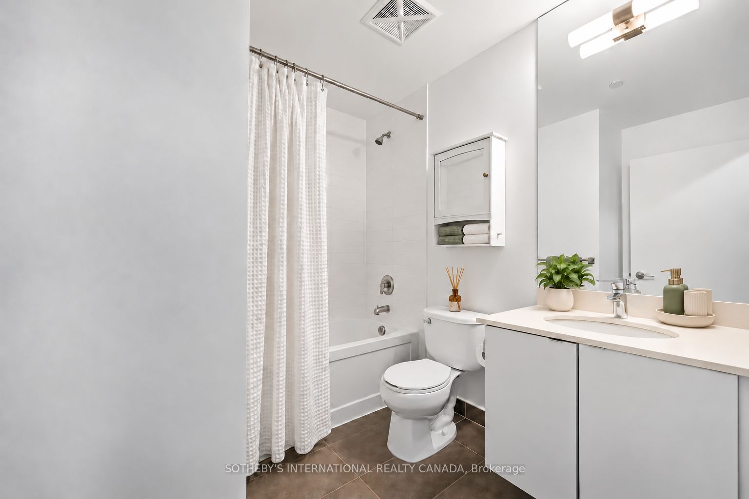150 East Liberty Street 1616 Property Photo 12