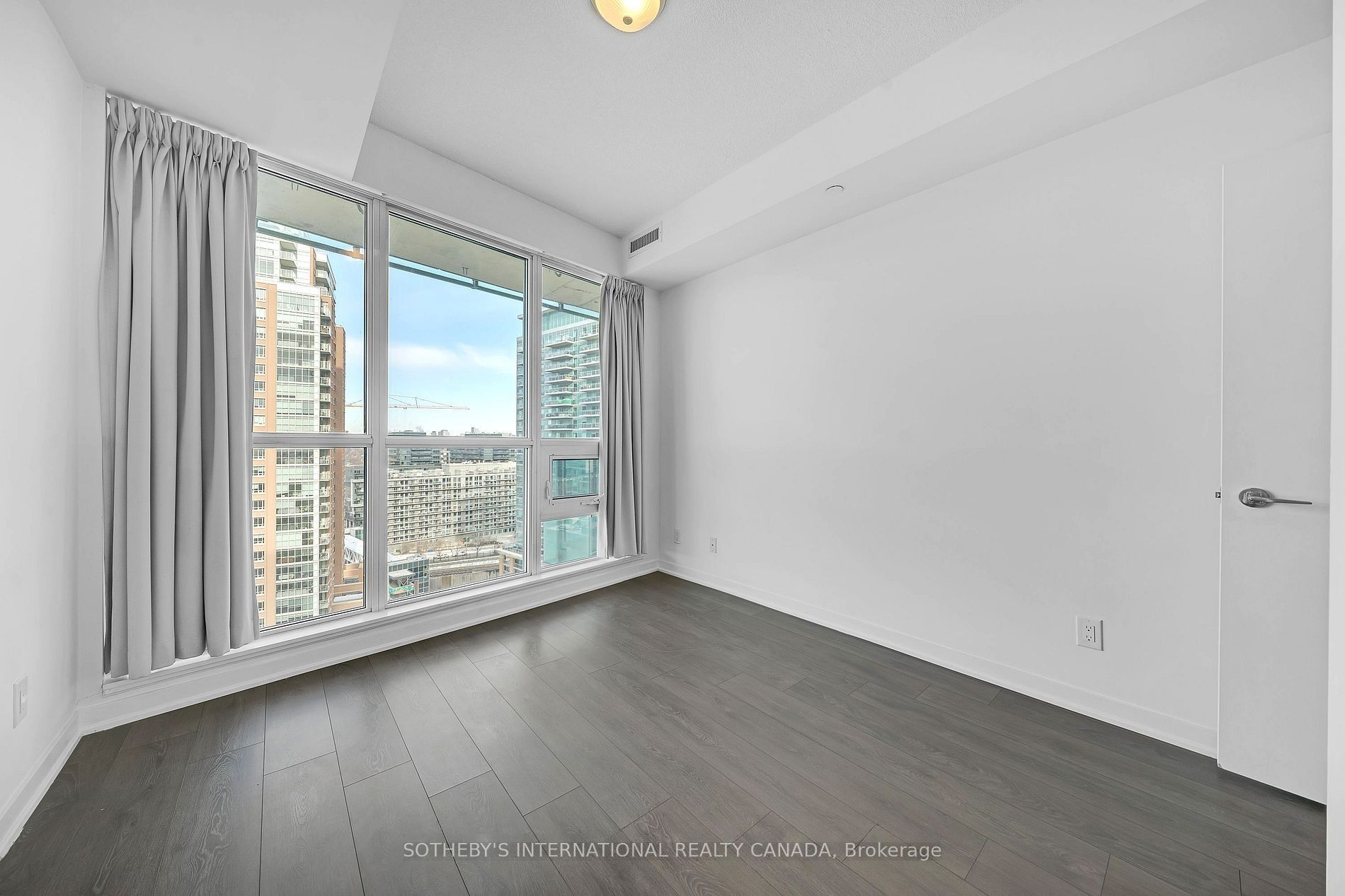150 East Liberty Street 1616 Property Photo 16