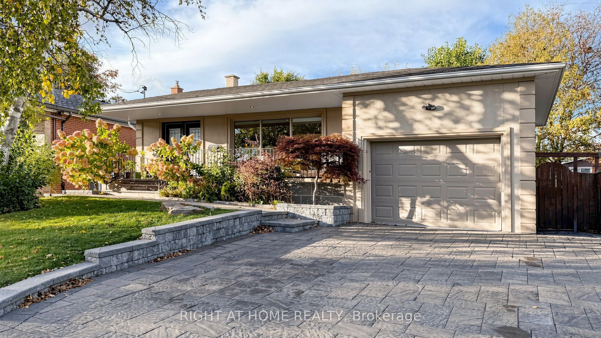 24 Stonedene Boulevard Property Photo 3
