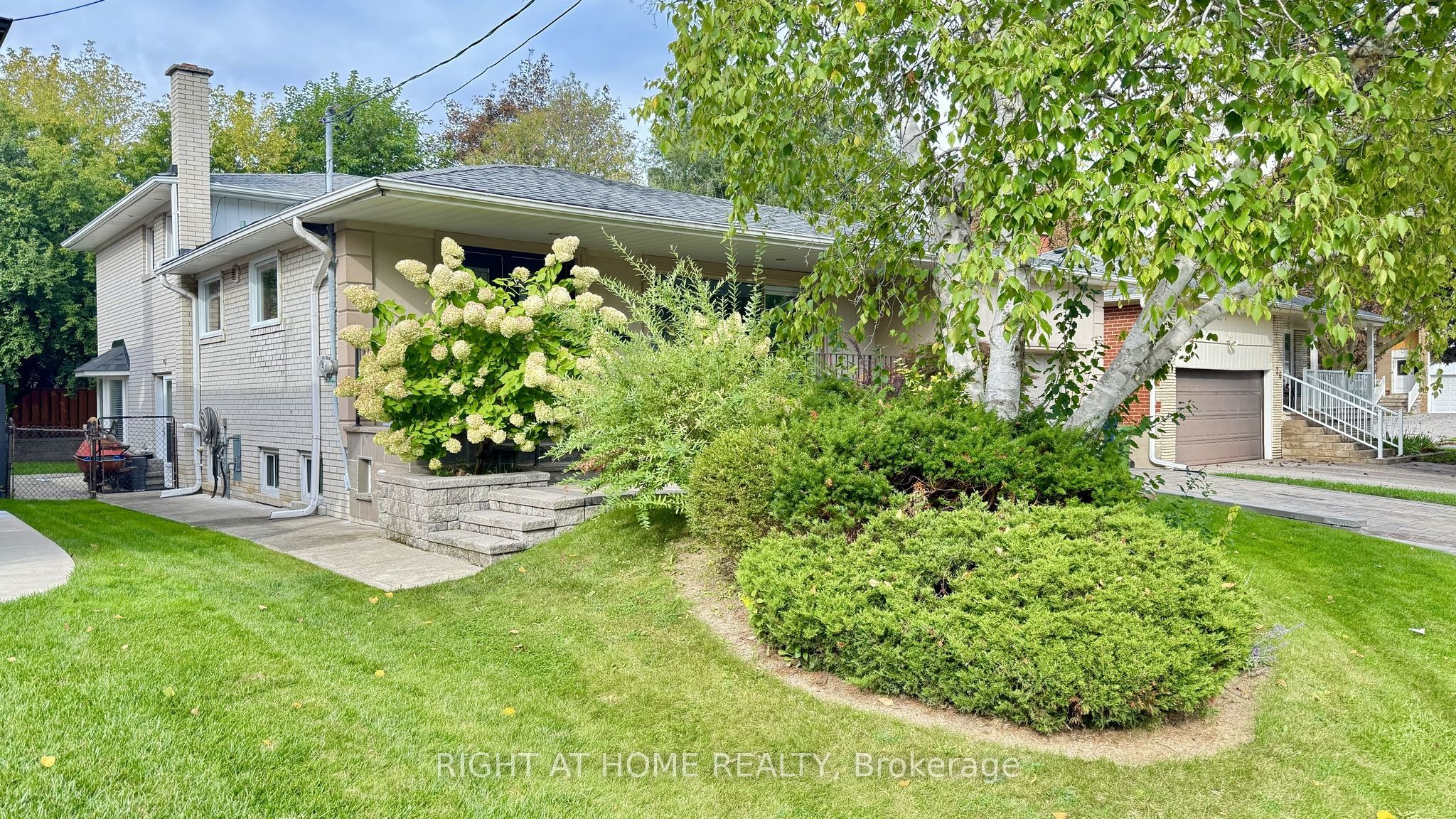24 Stonedene Boulevard Property Photo 4