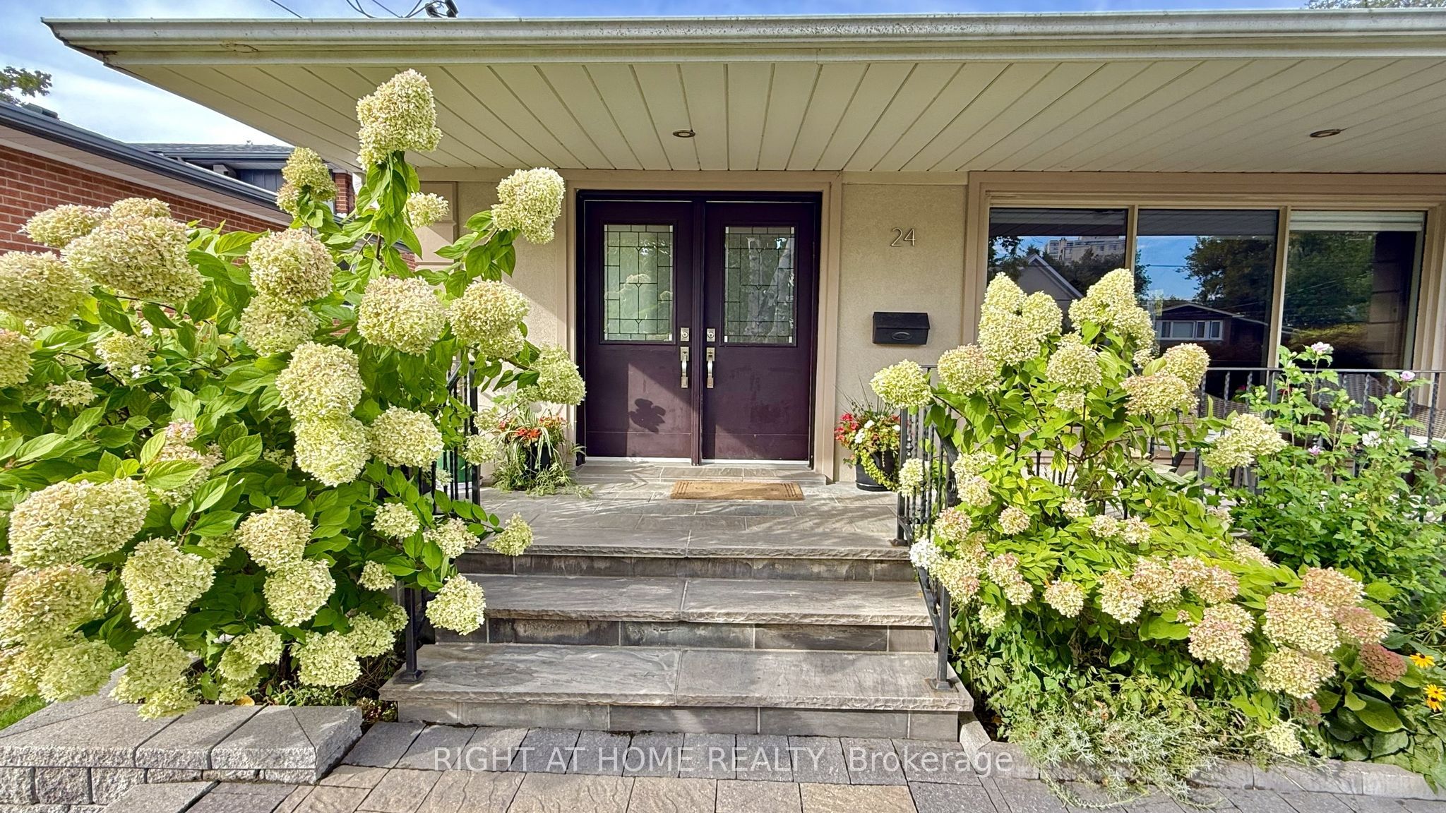 24 Stonedene Boulevard Property Photo 8