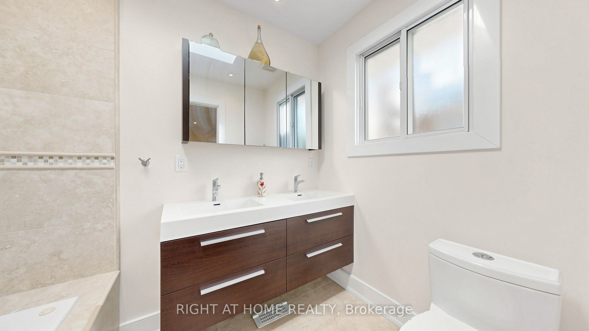 24 Stonedene Boulevard Property Photo 22