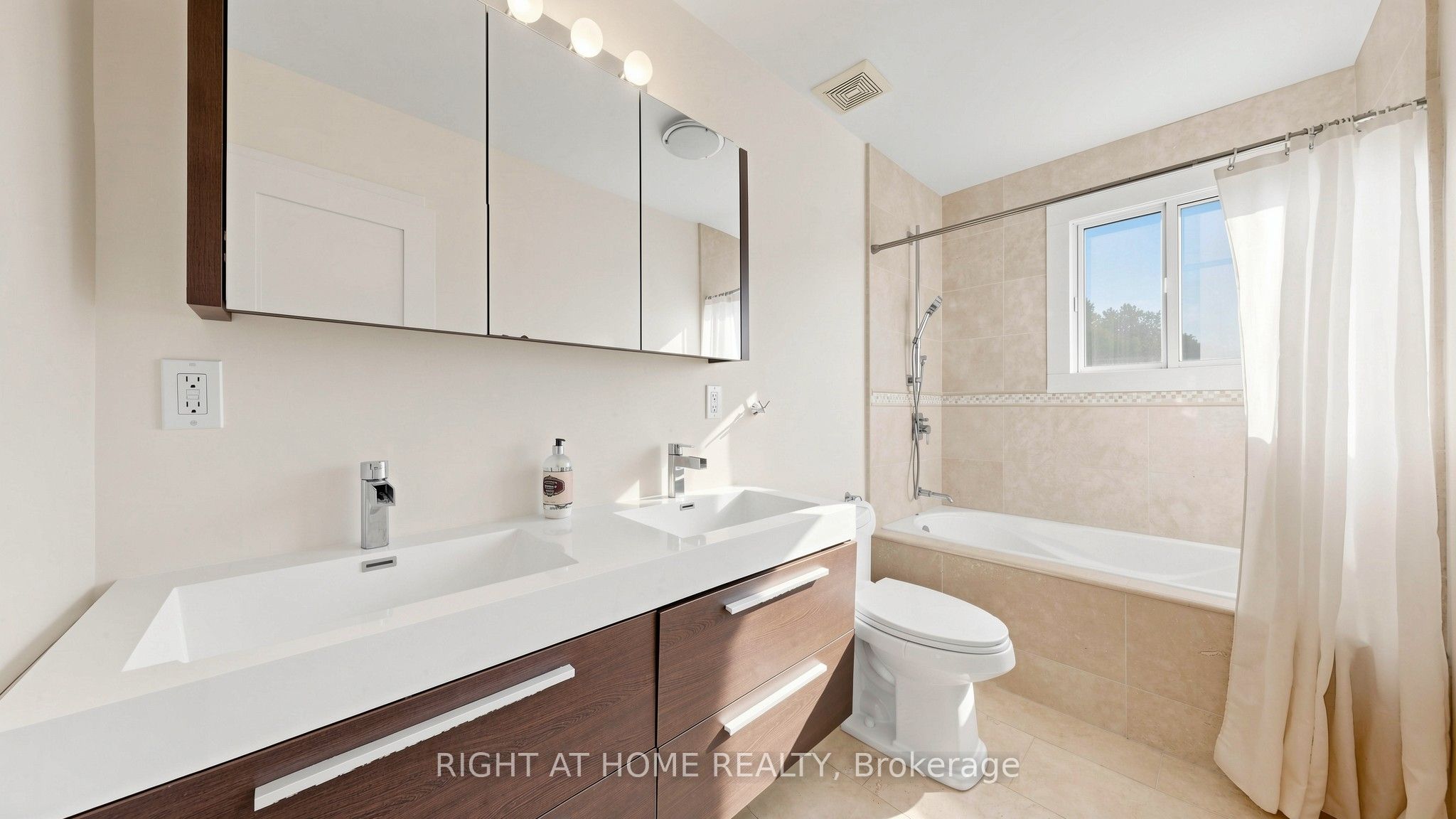 24 Stonedene Boulevard Property Photo 27