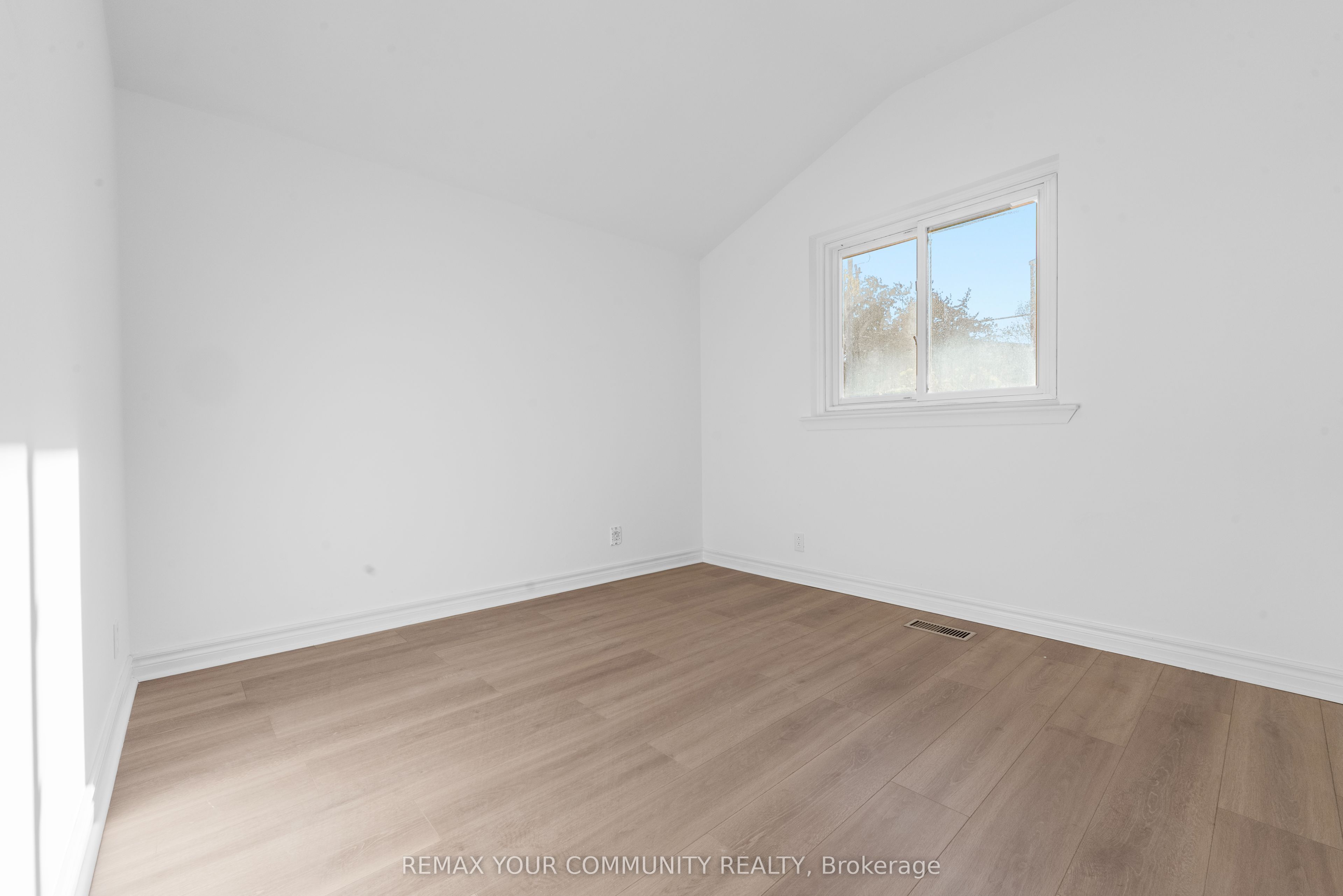 2 Lisburn Crescent Property Photo 12