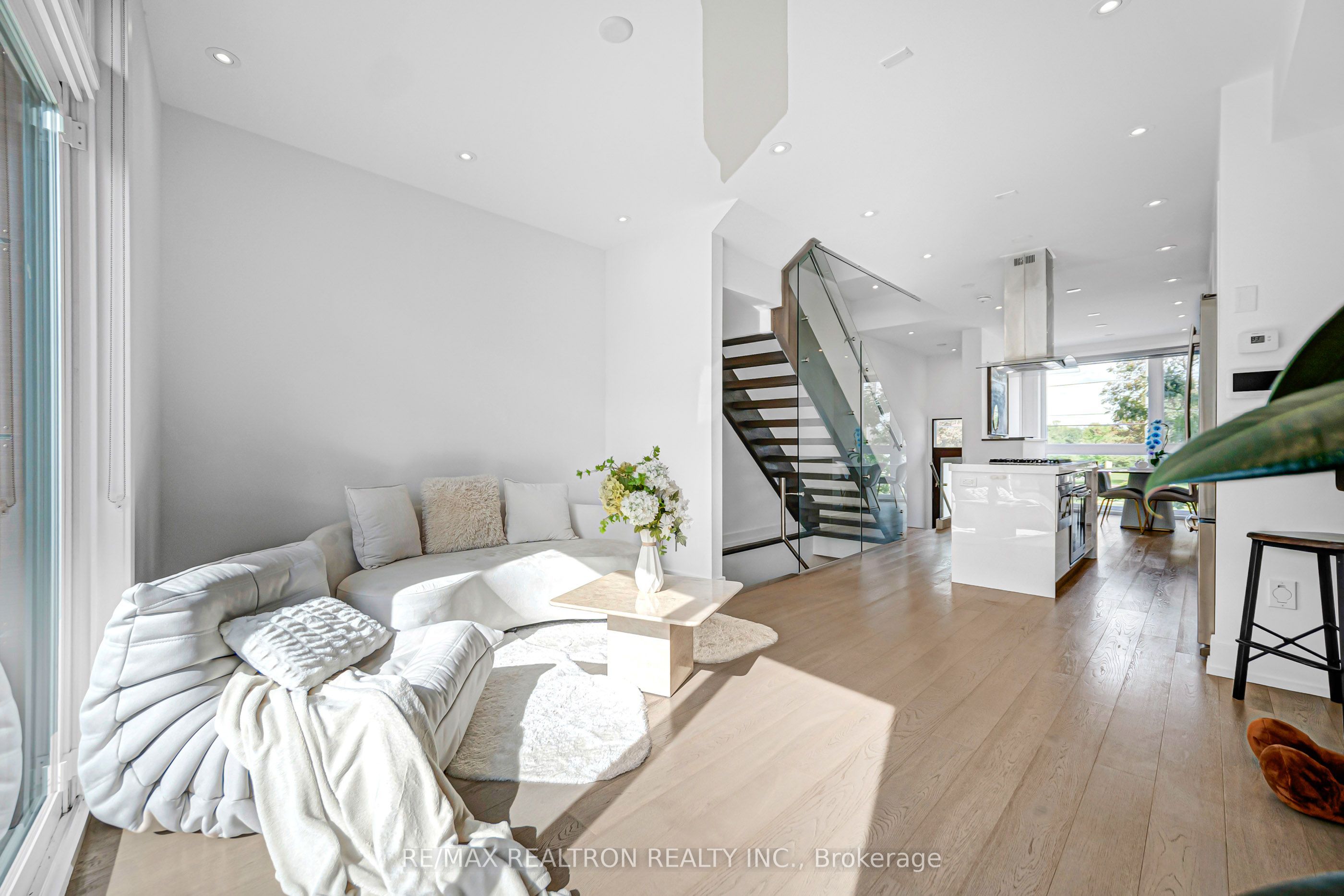 2962b Bayview Avenue Property Photo 18