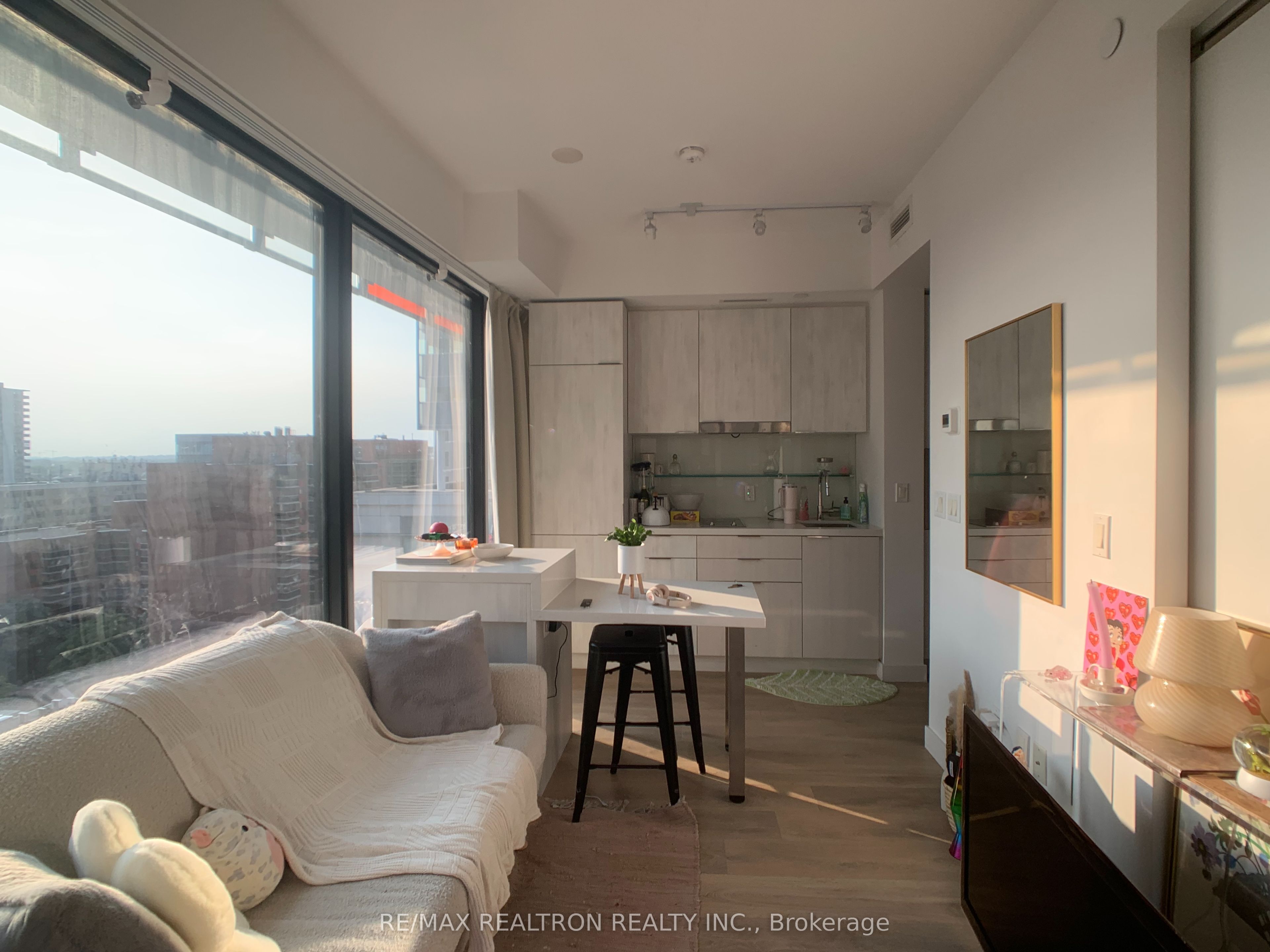215 Queen Street W 1201 Property Photo 4