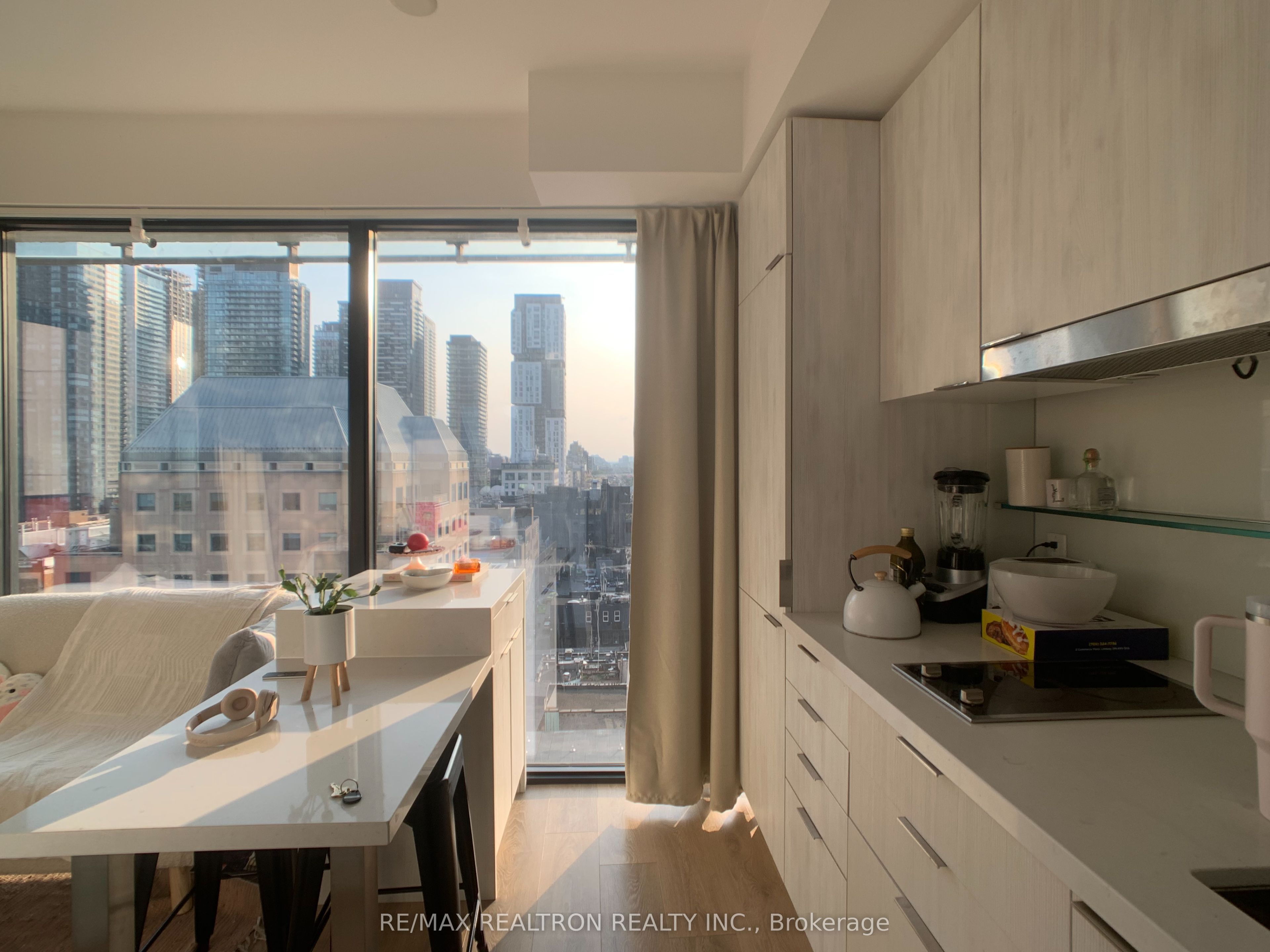 215 Queen Street W 1201 Property Photo 6