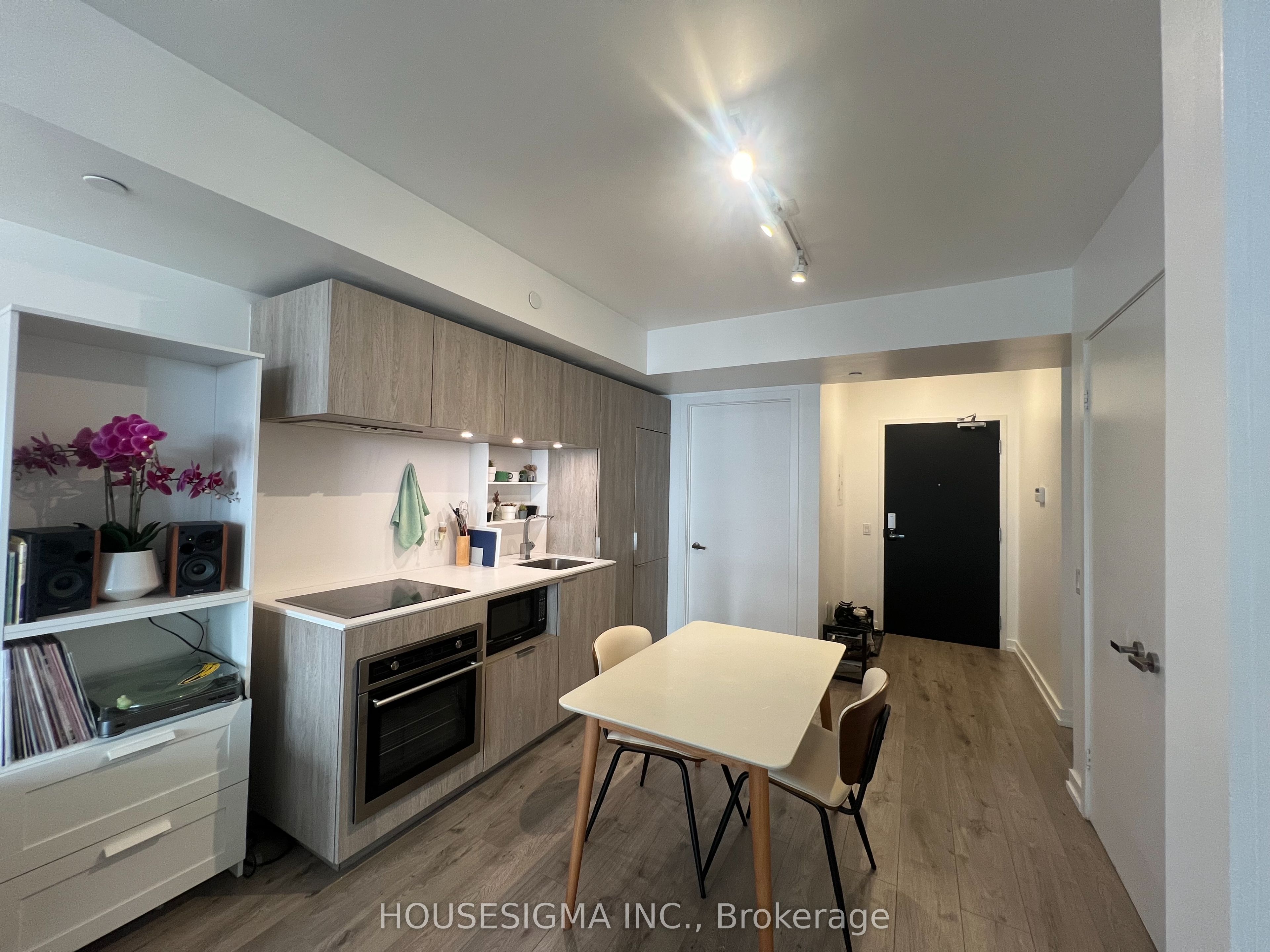 77 Shuter Street 612 Property Photo 4