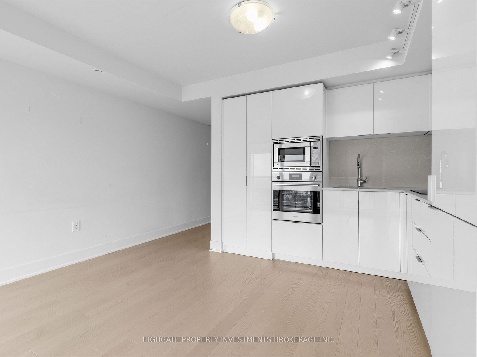 955 Bay Street 2711 Property Photo 8