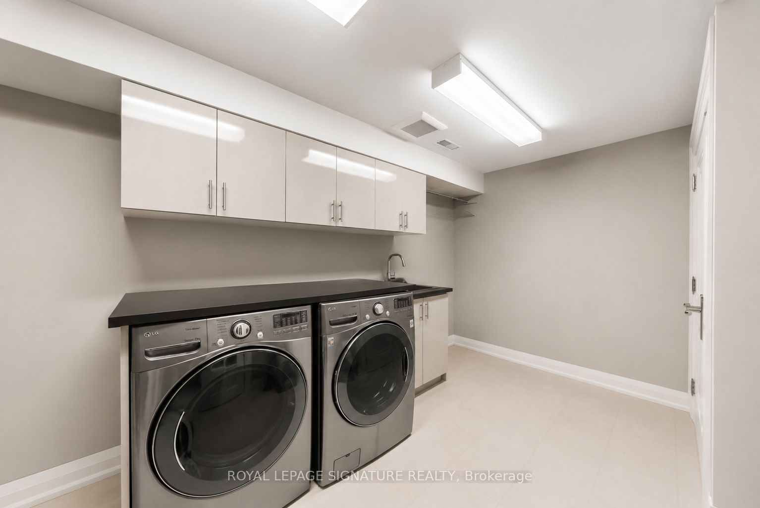 230 Strathallan Wood Property Photo 30
