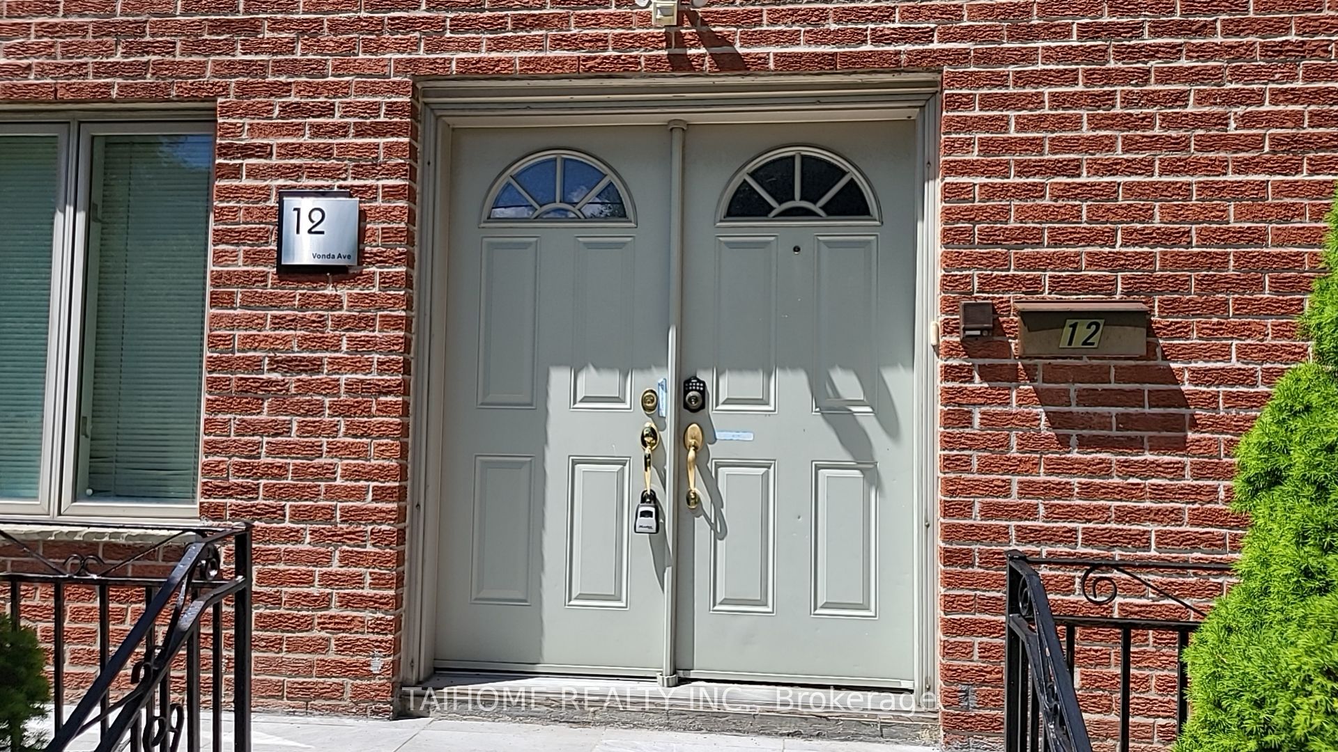 12 Vonda Avenue Property Photo 1