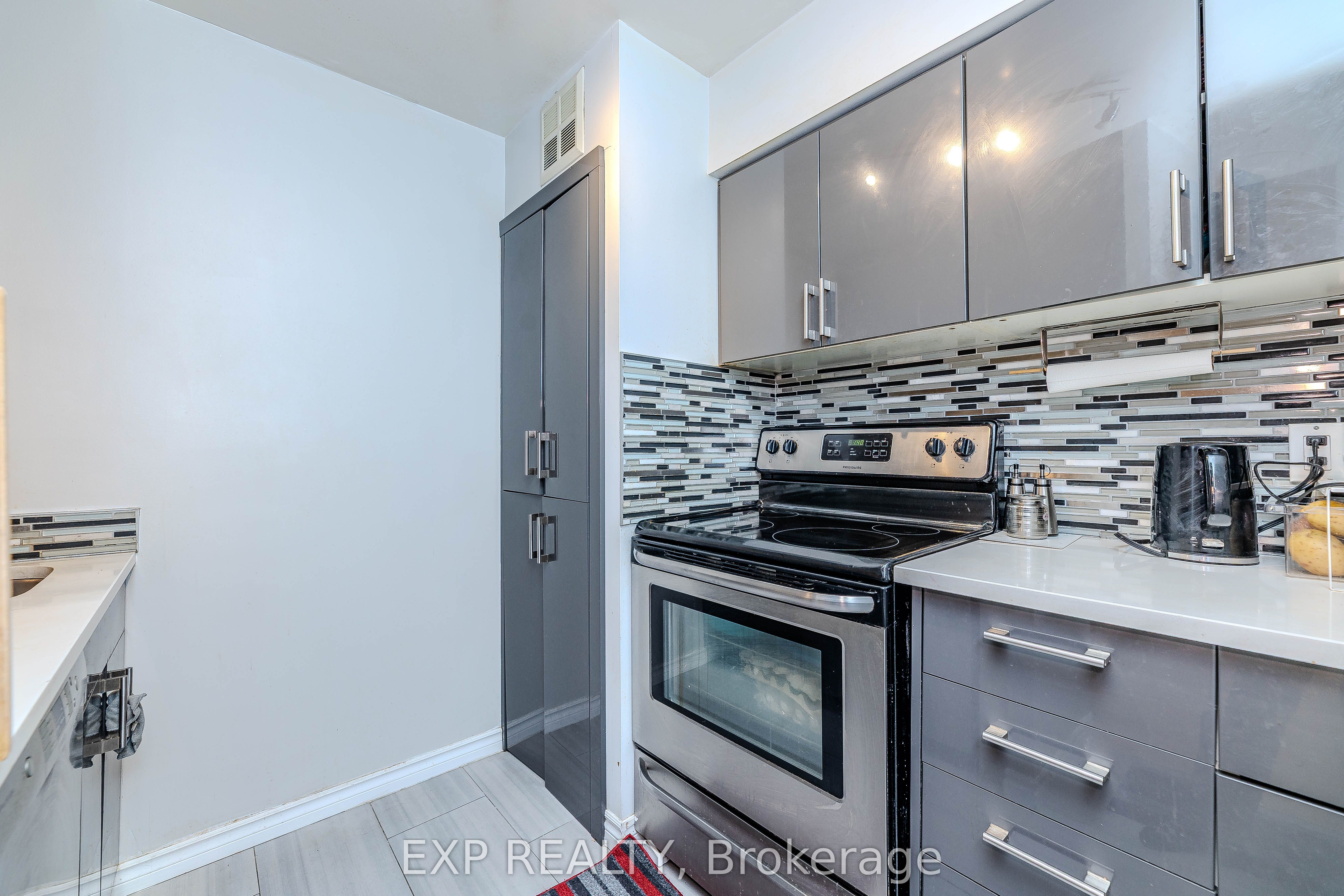 1055 Bay Street 1515 Property Photo 6