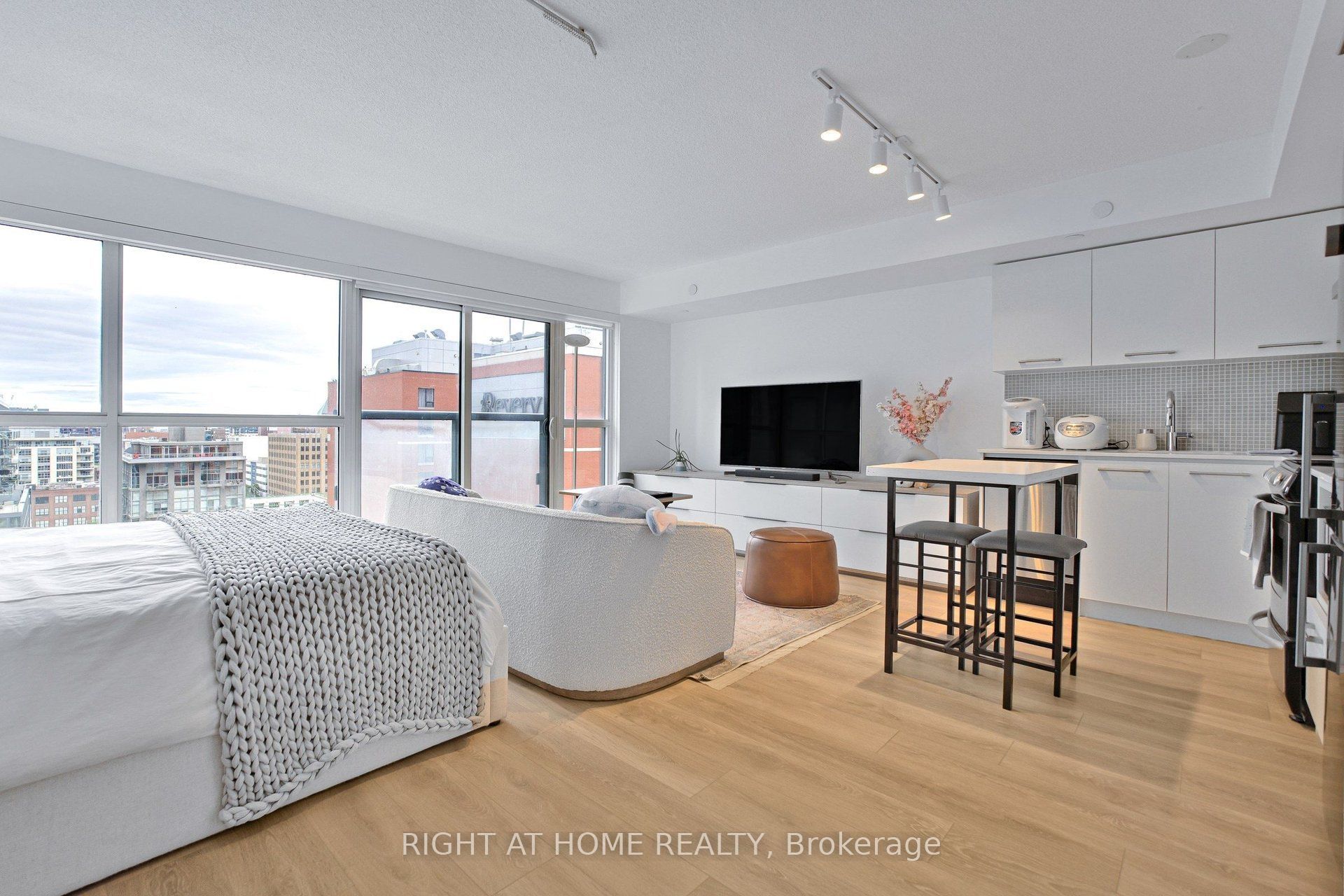 87 Peter Street 1406 Property Photo 1