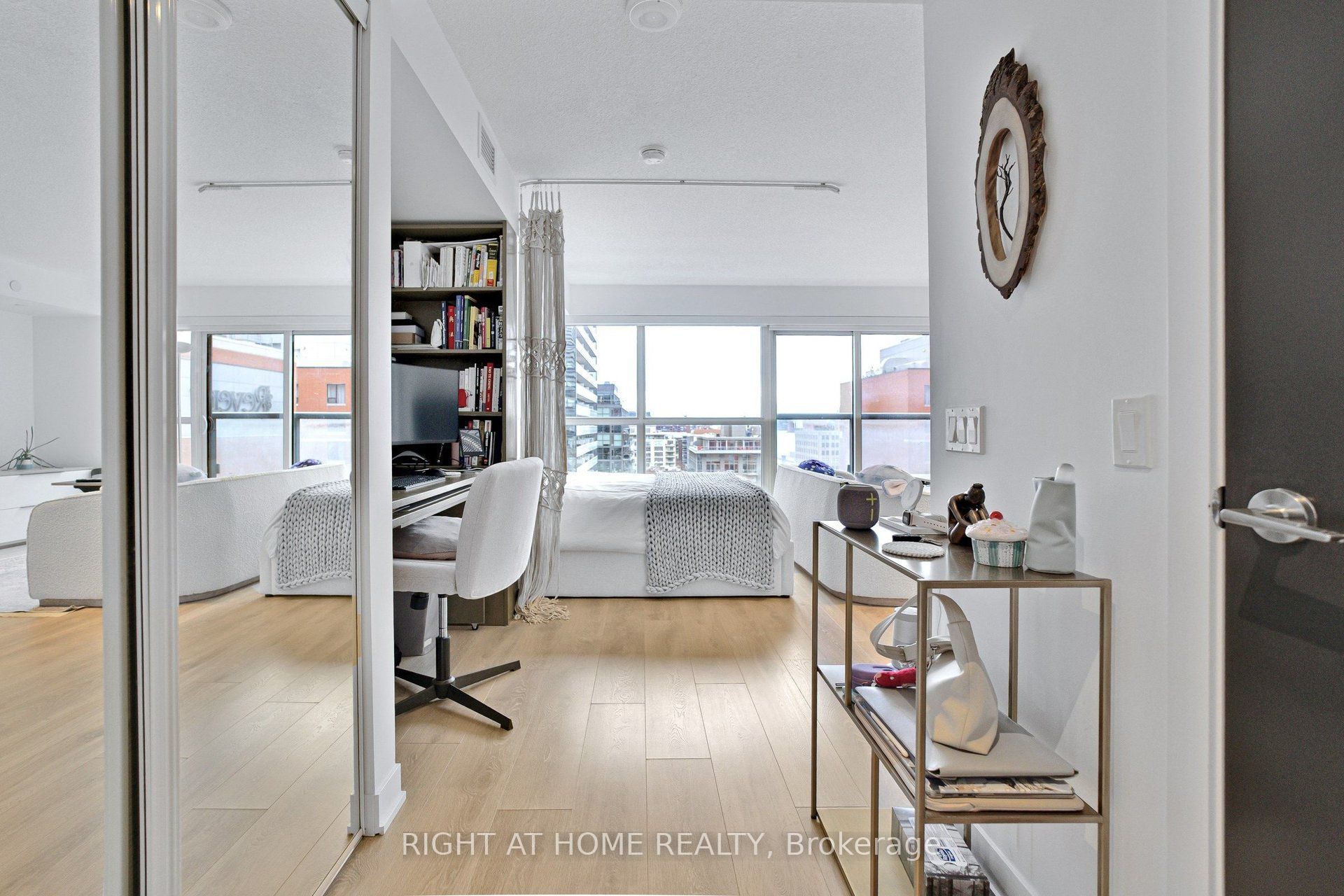 87 Peter Street 1406 Property Photo 3