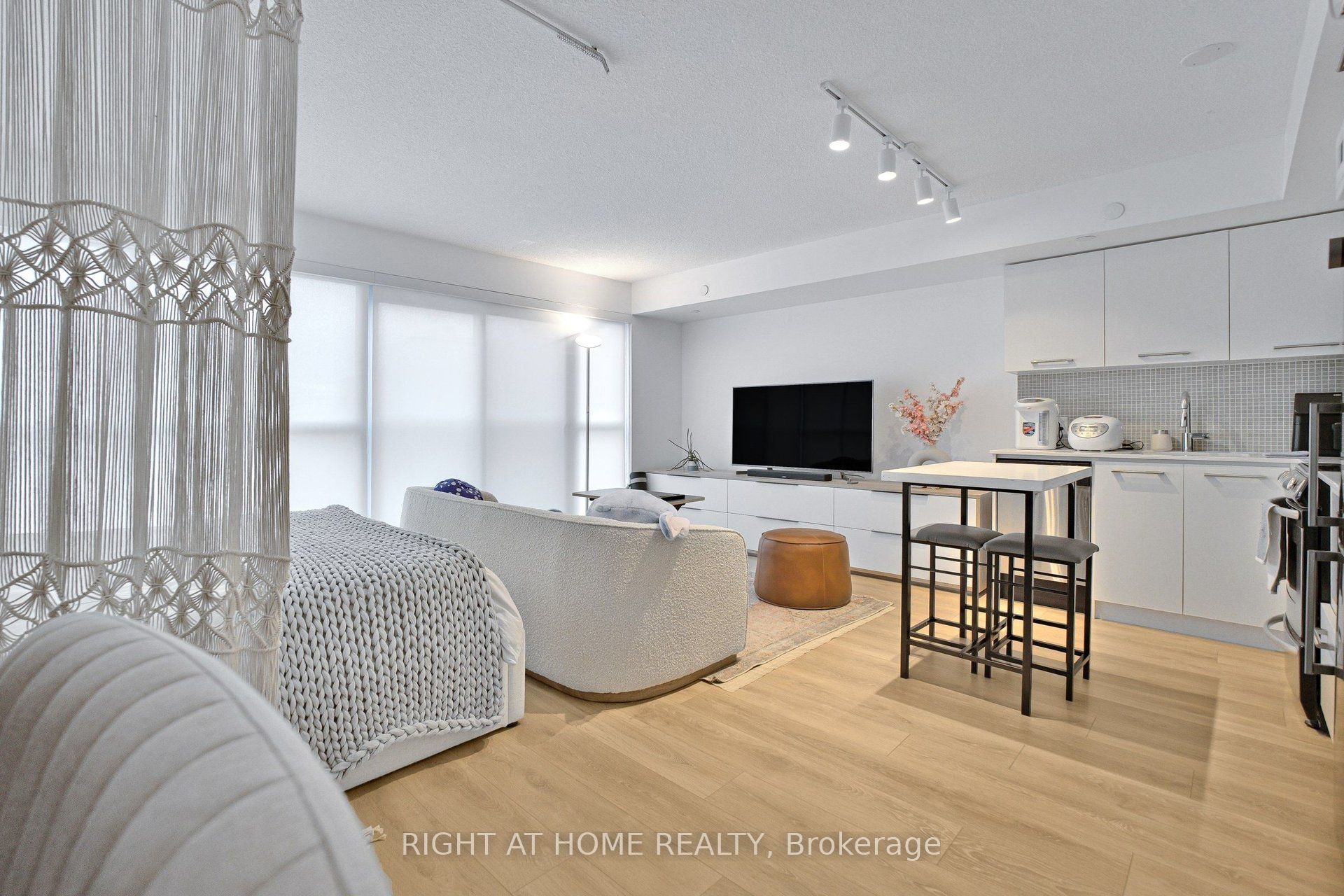 87 Peter Street 1406 Property Photo 4