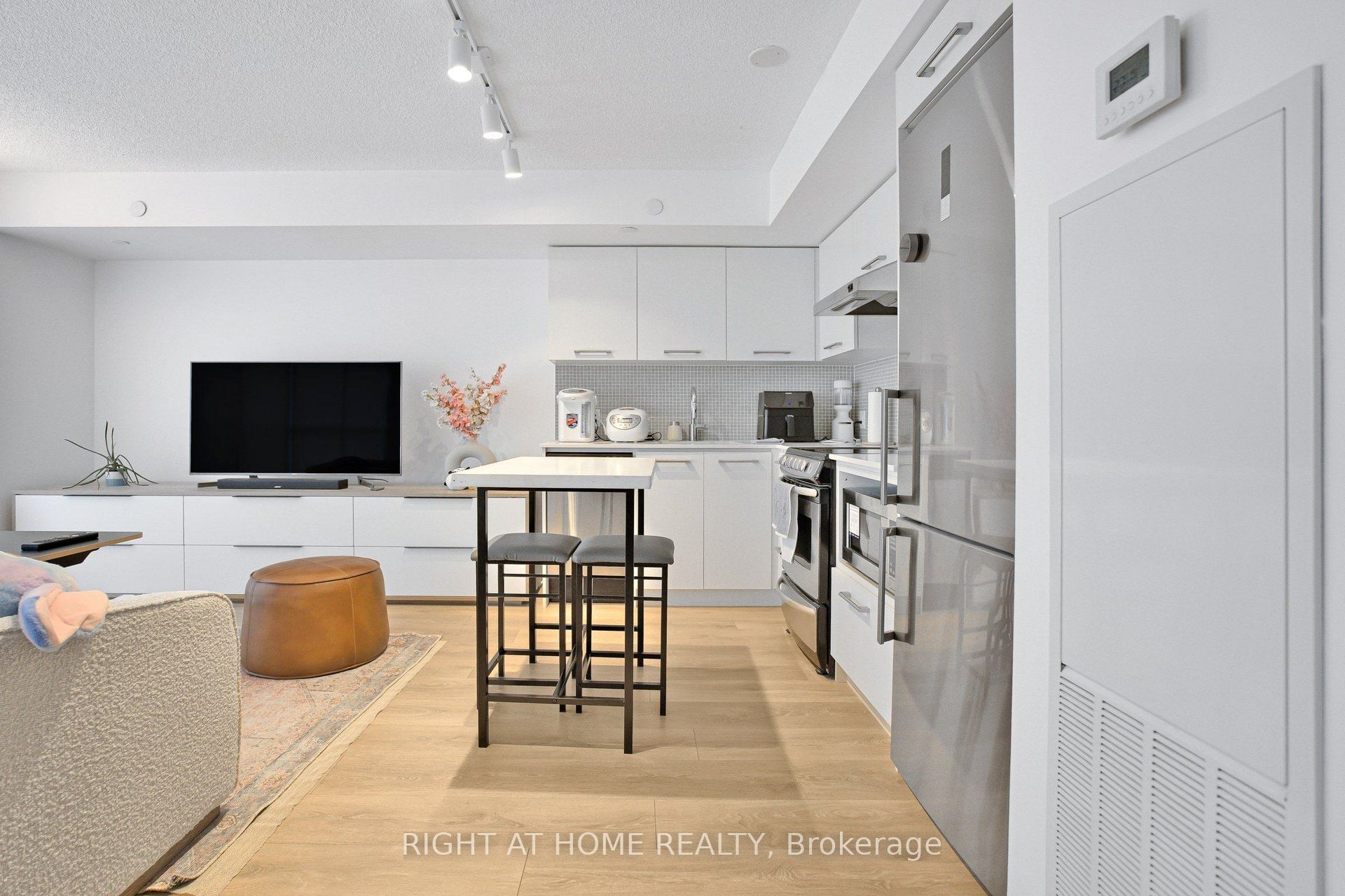 87 Peter Street 1406 Property Photo 7