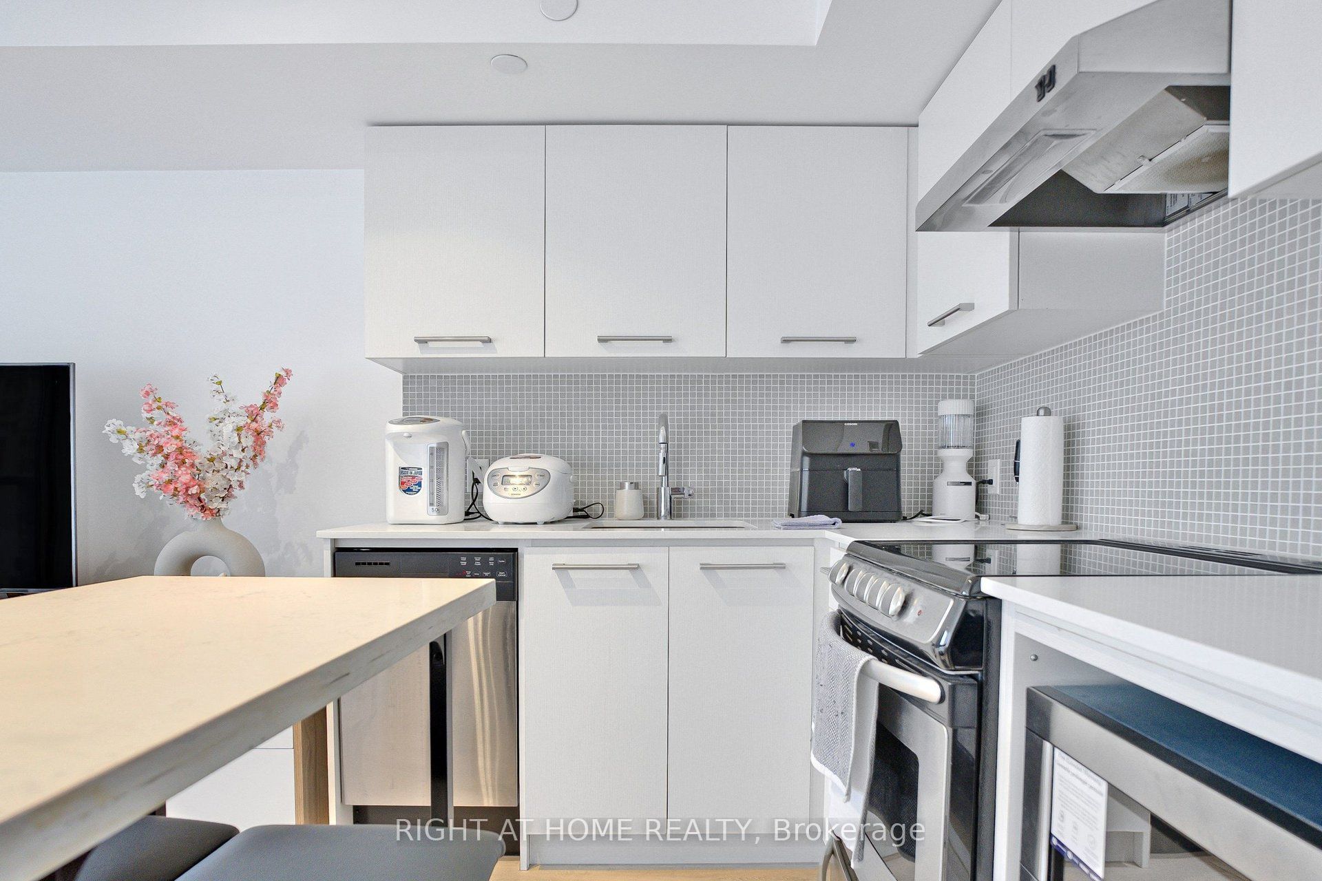 87 Peter Street 1406 Property Photo 13
