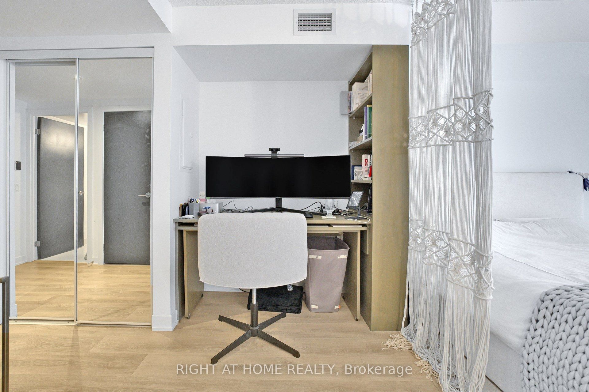 87 Peter Street 1406 Property Photo 22