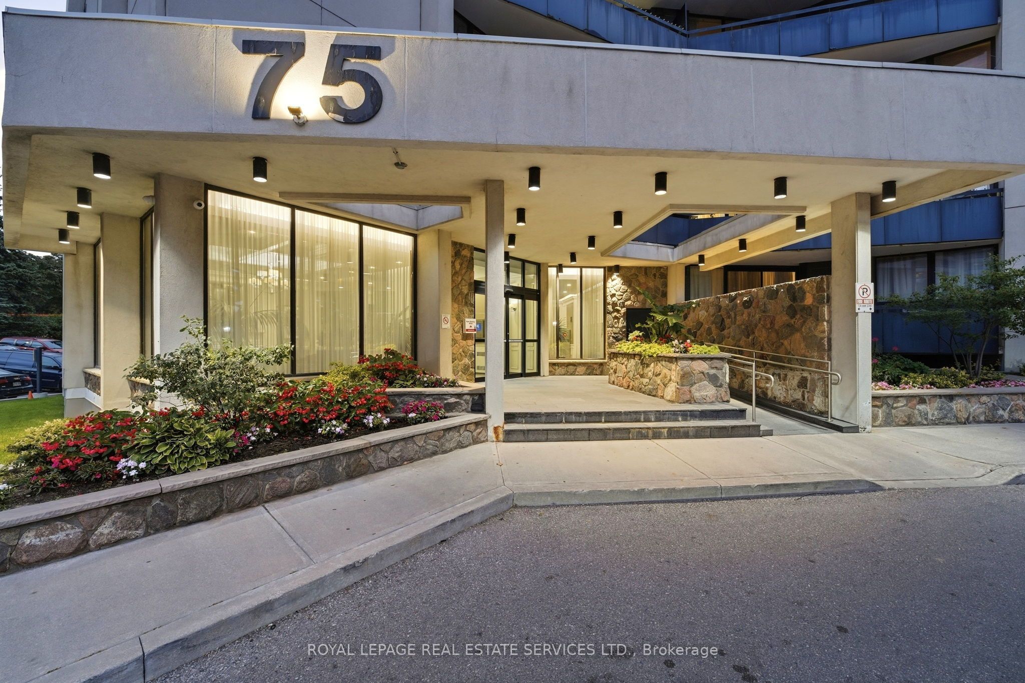 75 Graydon Hall Drive 1502 Property Photo 2