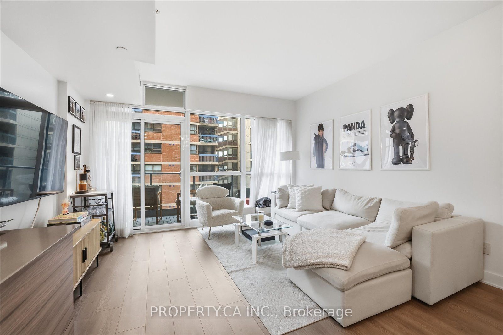 210 Simcoe Street 606 Property Photo 2