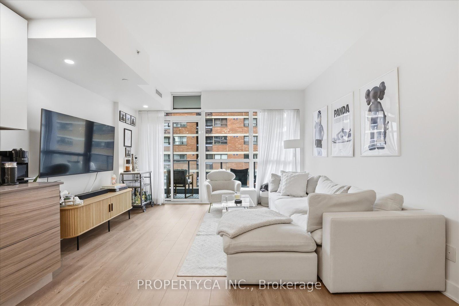 210 Simcoe Street 606 Property Photo 3