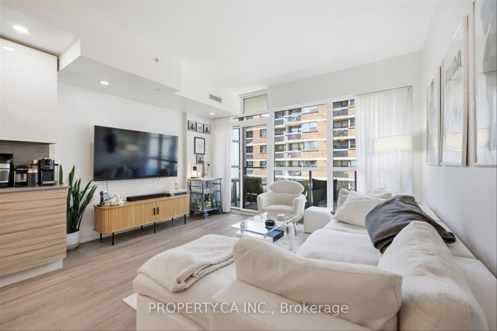 210 Simcoe Street 606 Property Photo 6