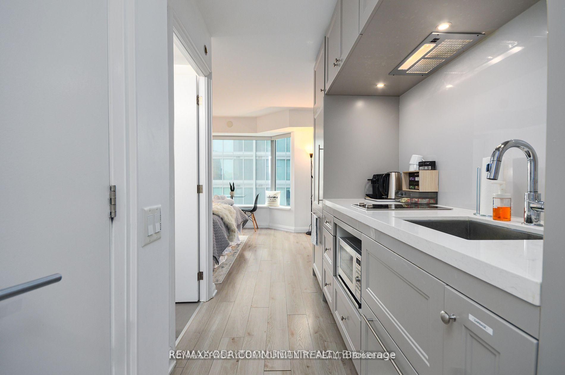 155 Yorkville Avenue 1408 Property Photo 4