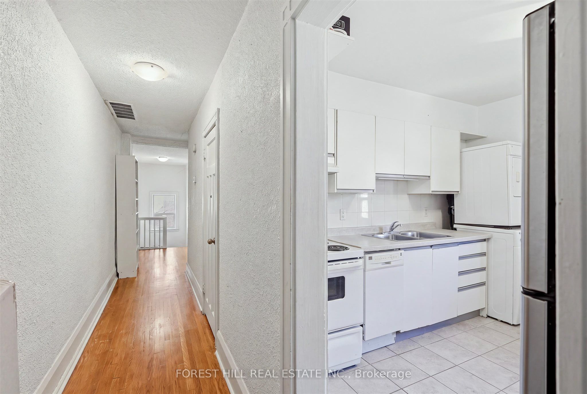 1070 Avenue Road Unit A Property Photo 15