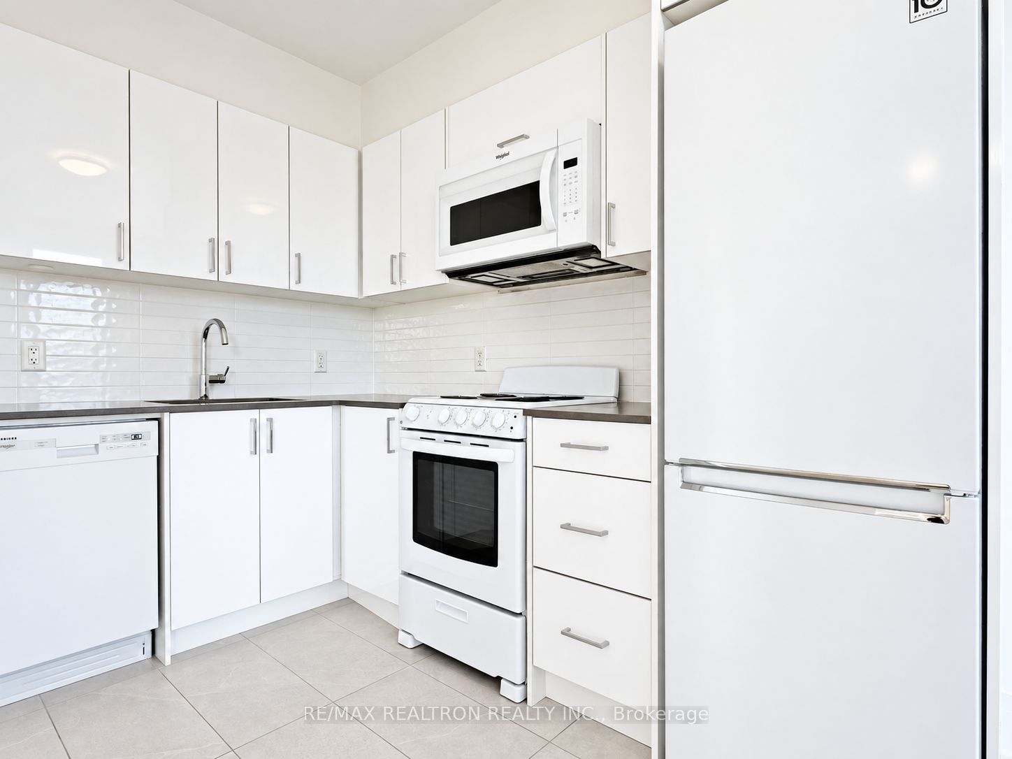 398 Avenue Road 528 Property Photo 4