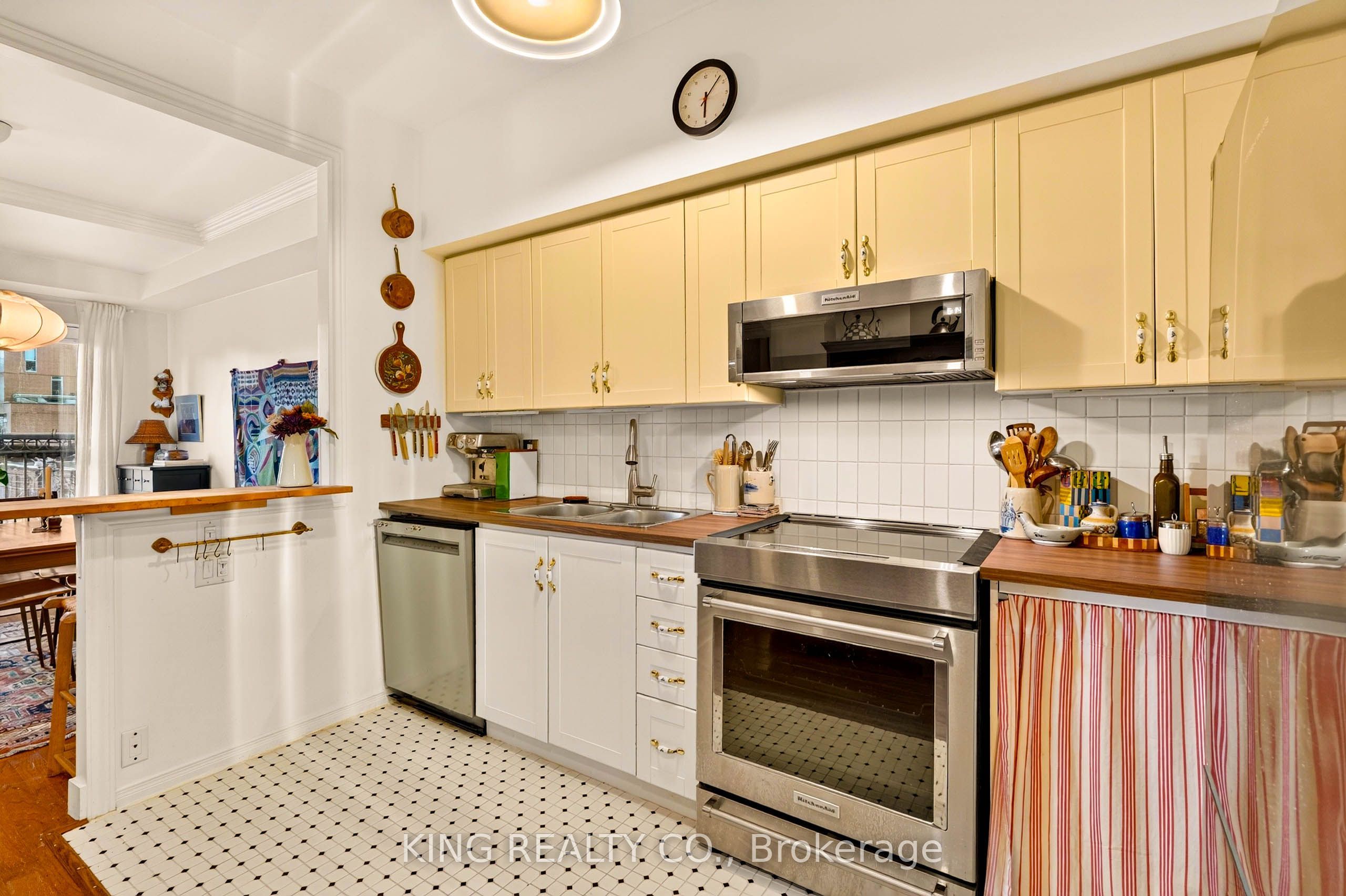 120 Lombard Street 301 Property Photo 2