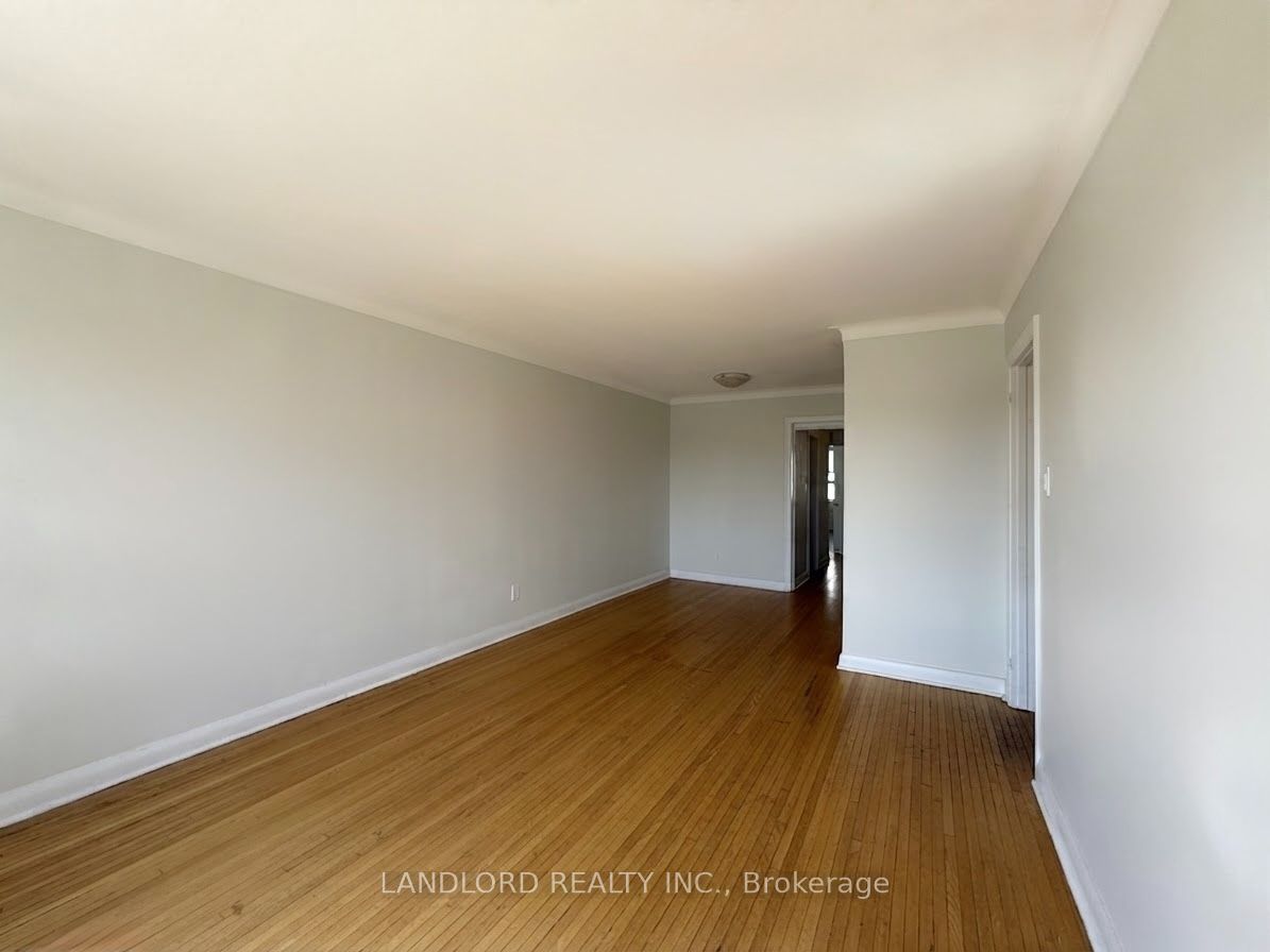 82 Lanark Avenue 2nd Fl Property Photo 4