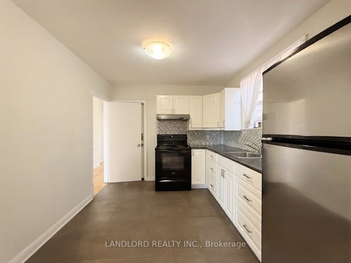 82 Lanark Avenue 2nd Fl Property Photo 9