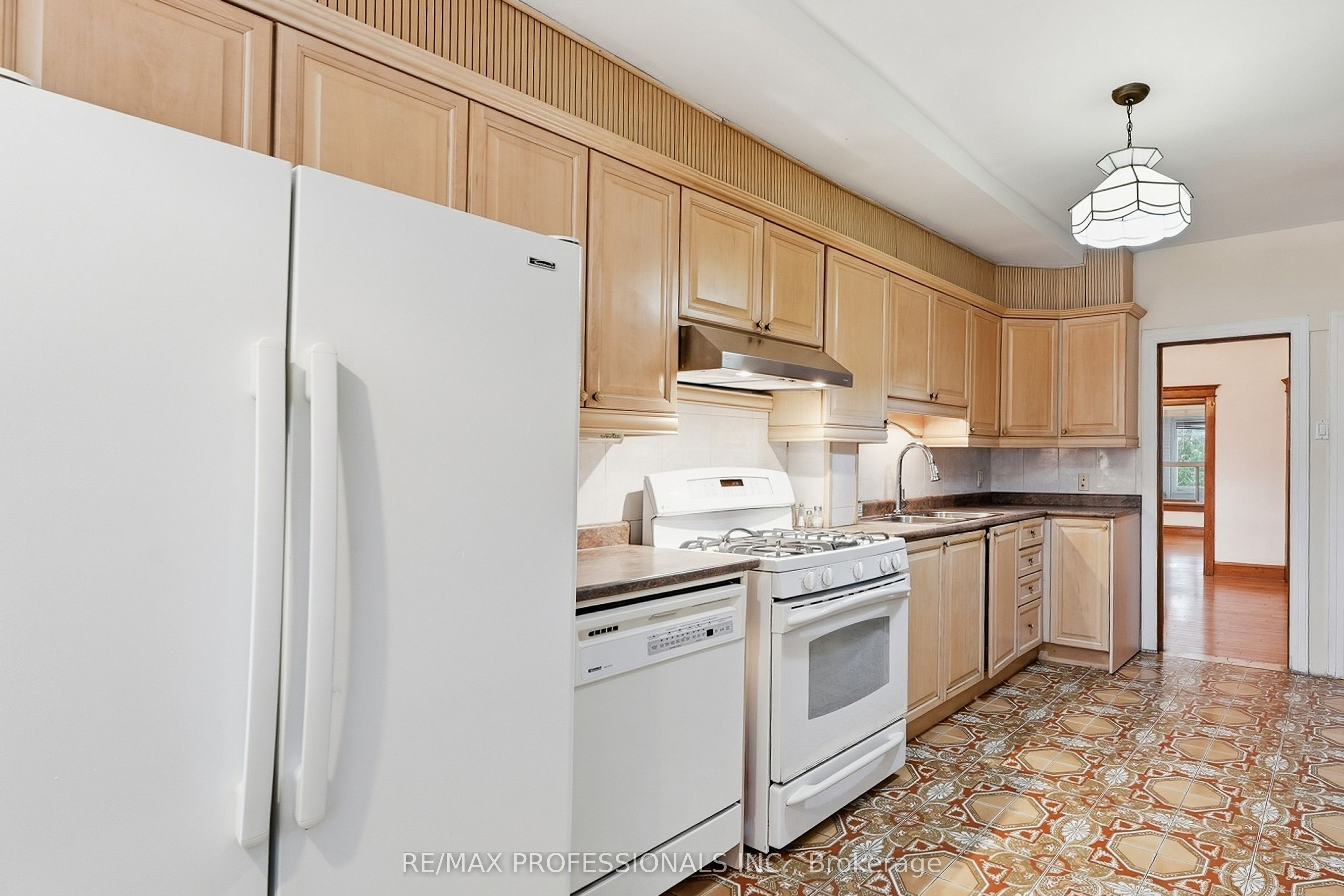 227 Montrose Avenue Property Photo 16