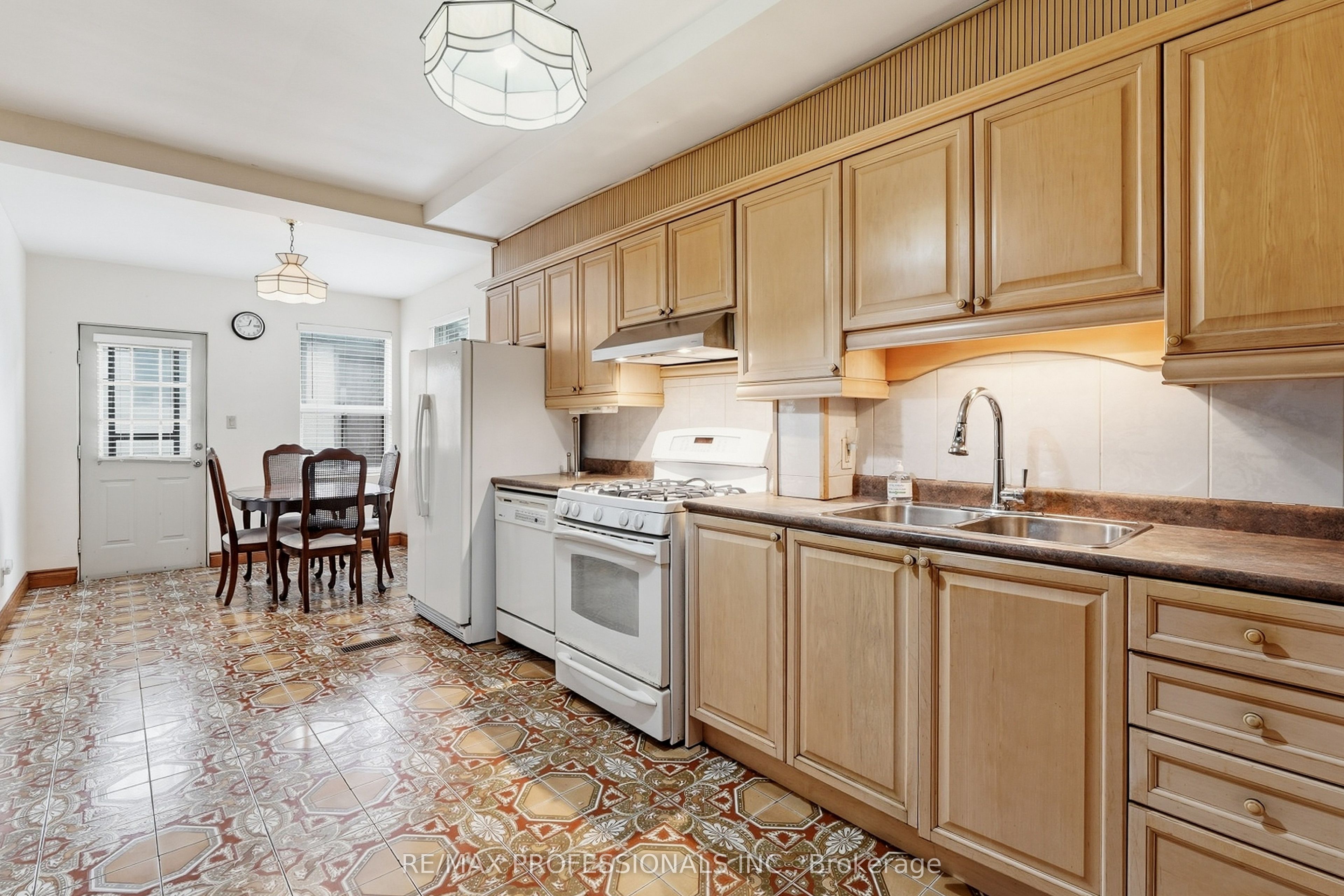 227 Montrose Avenue Property Photo 18