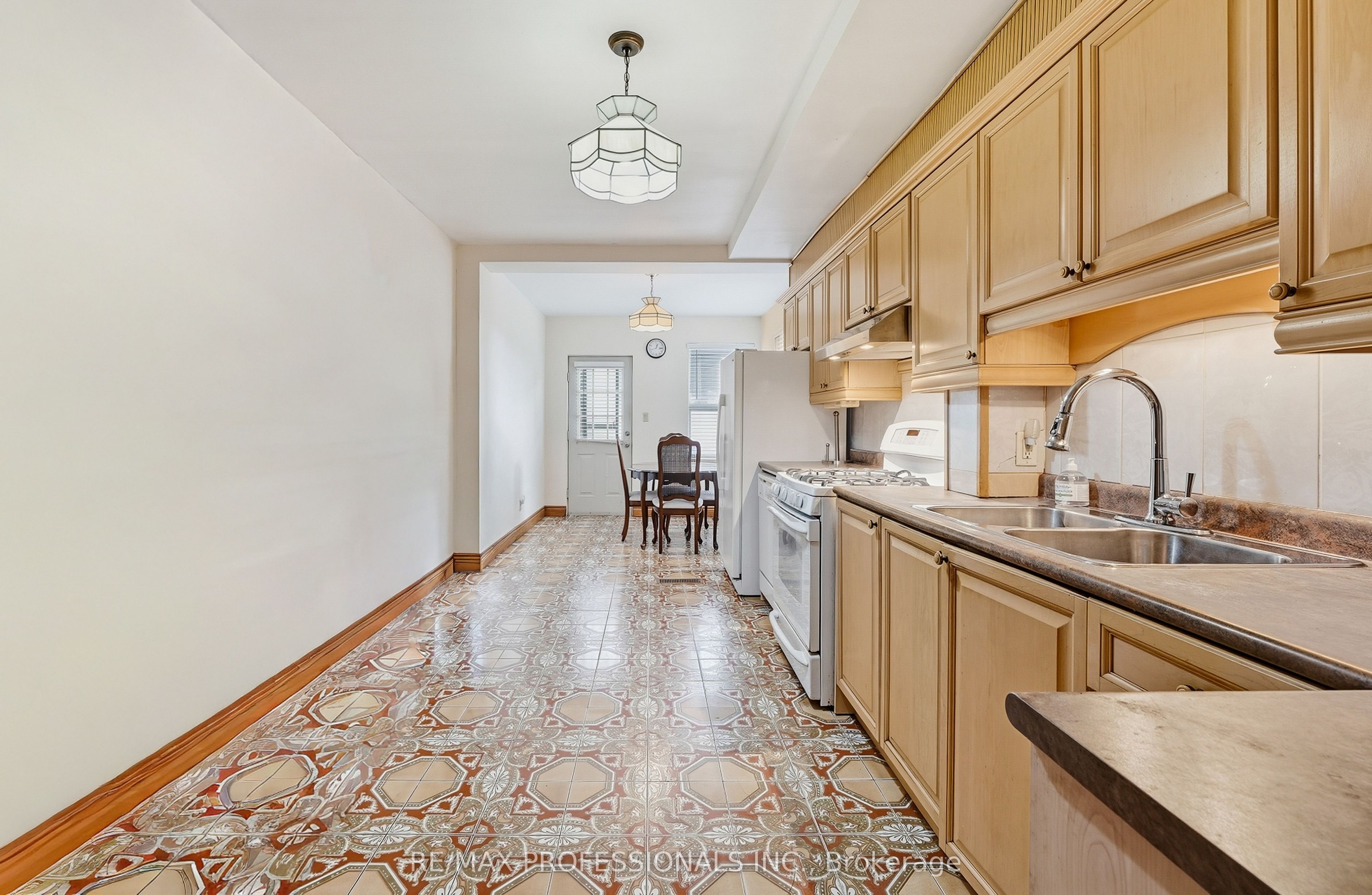227 Montrose Avenue Property Photo 19
