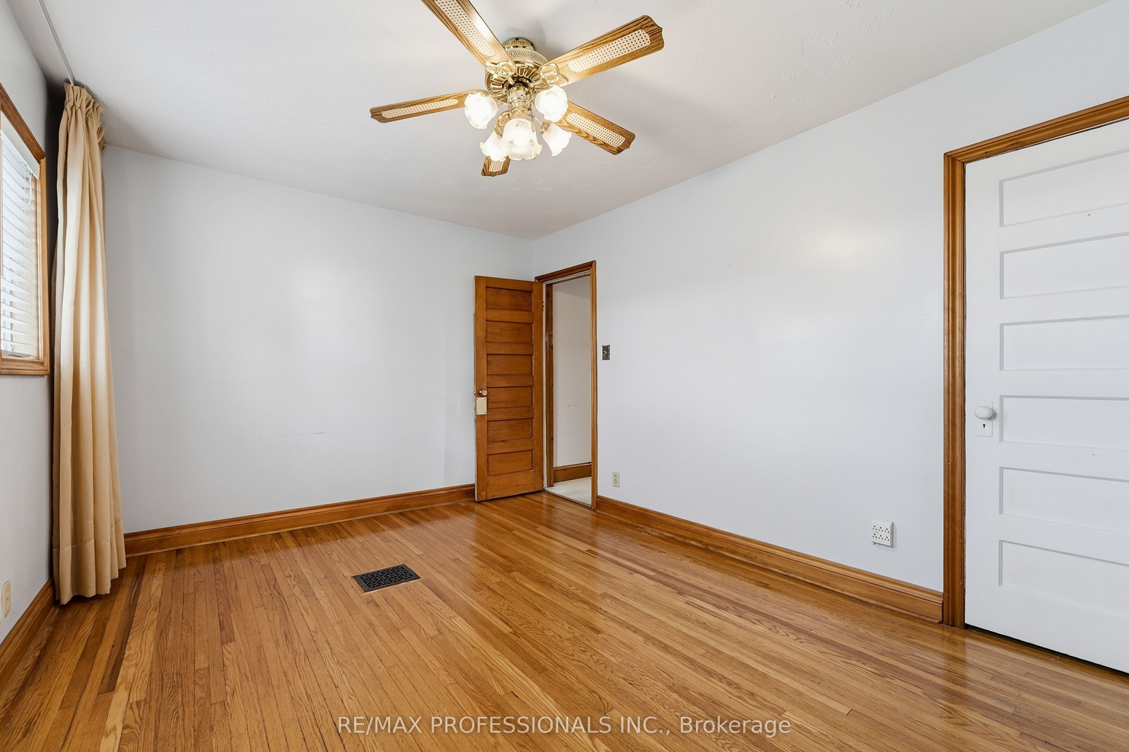 227 Montrose Avenue Property Photo 25